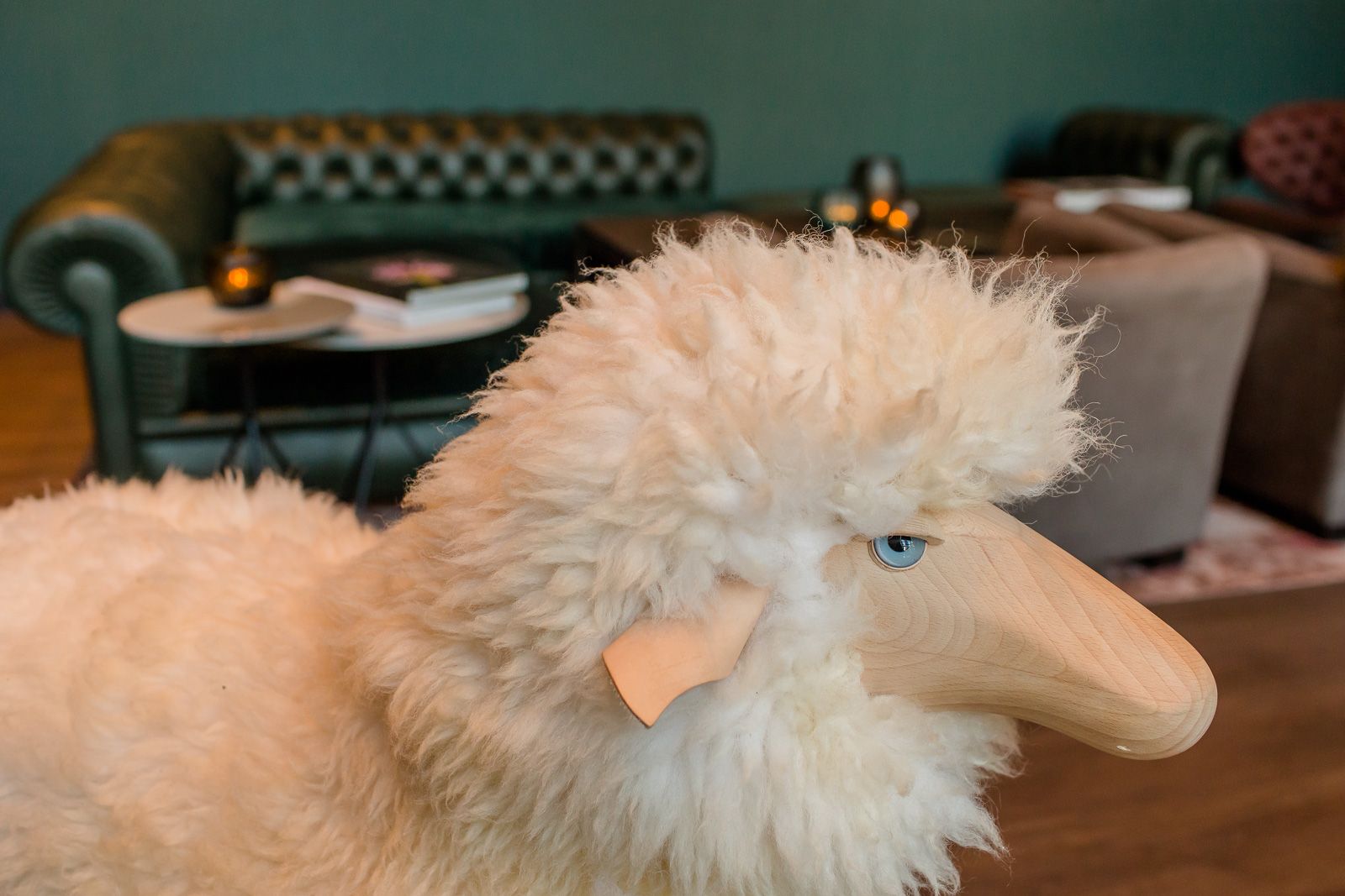 Hotel Glasgow Motel One Nahaufnahme auf ein unechtes Schaf