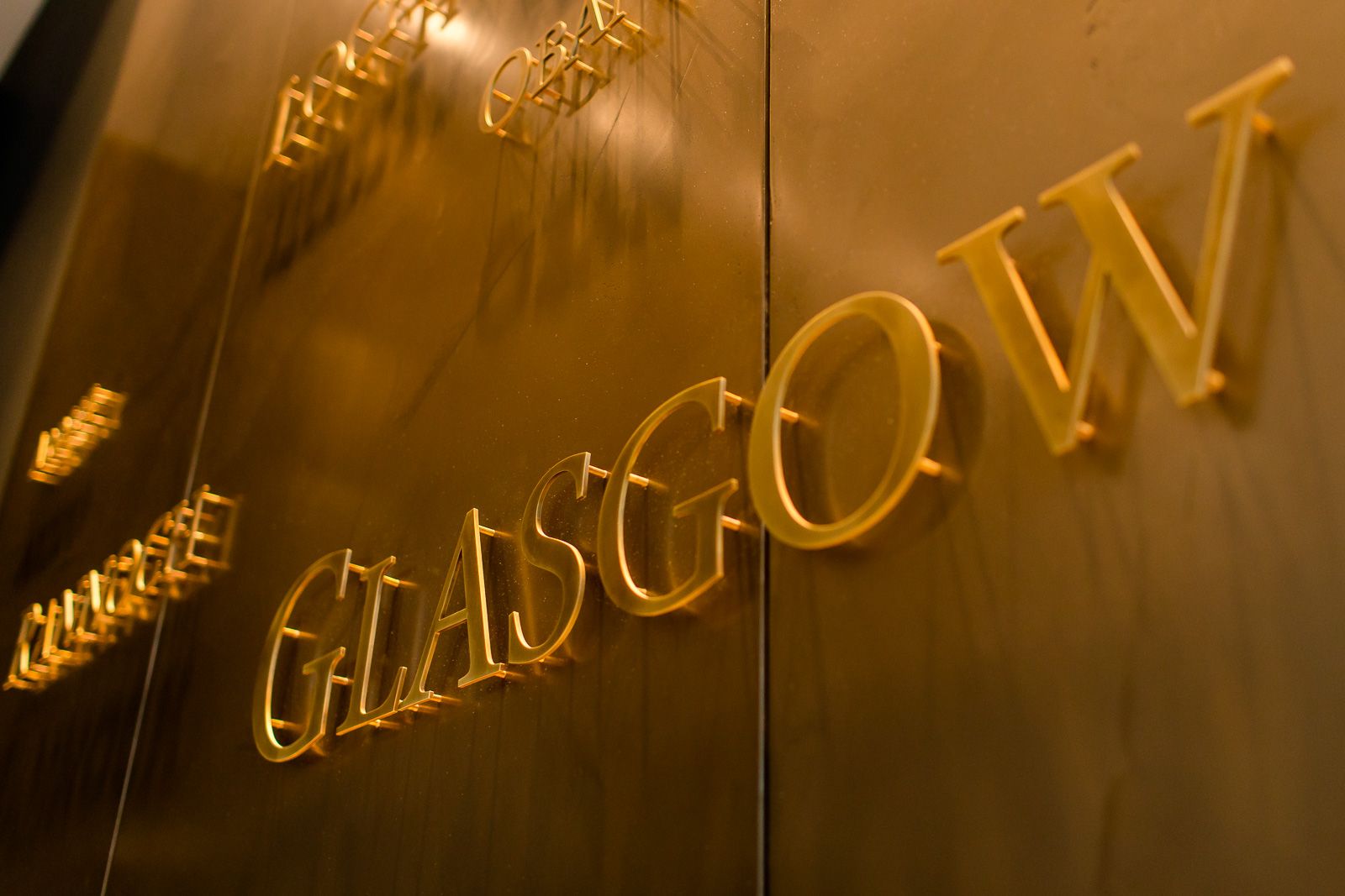 Hotel Glasgow Motel One Nahaufnahme Rezeption mit Schriftzug Glasgow
