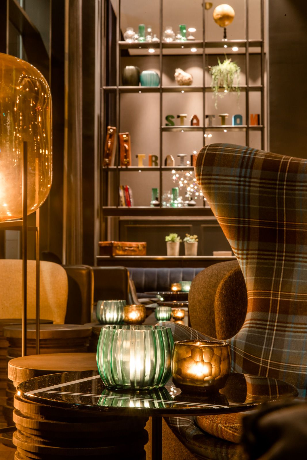 Hotel Glasgow Motel One Lounge mit Nahaufnahme auf Beistelltisch mit Kerzen sowie Egg chair