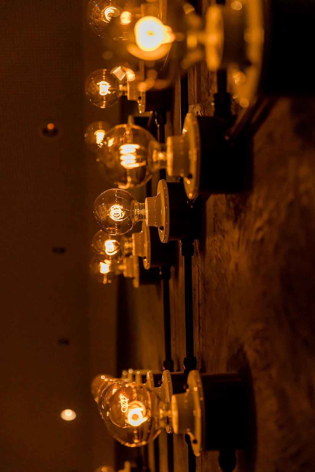 Hotel Glasgow Motel One Nahaufnahme von mehreren Glühbirnen an einer Wand als Dekoration und Leuchtquelle