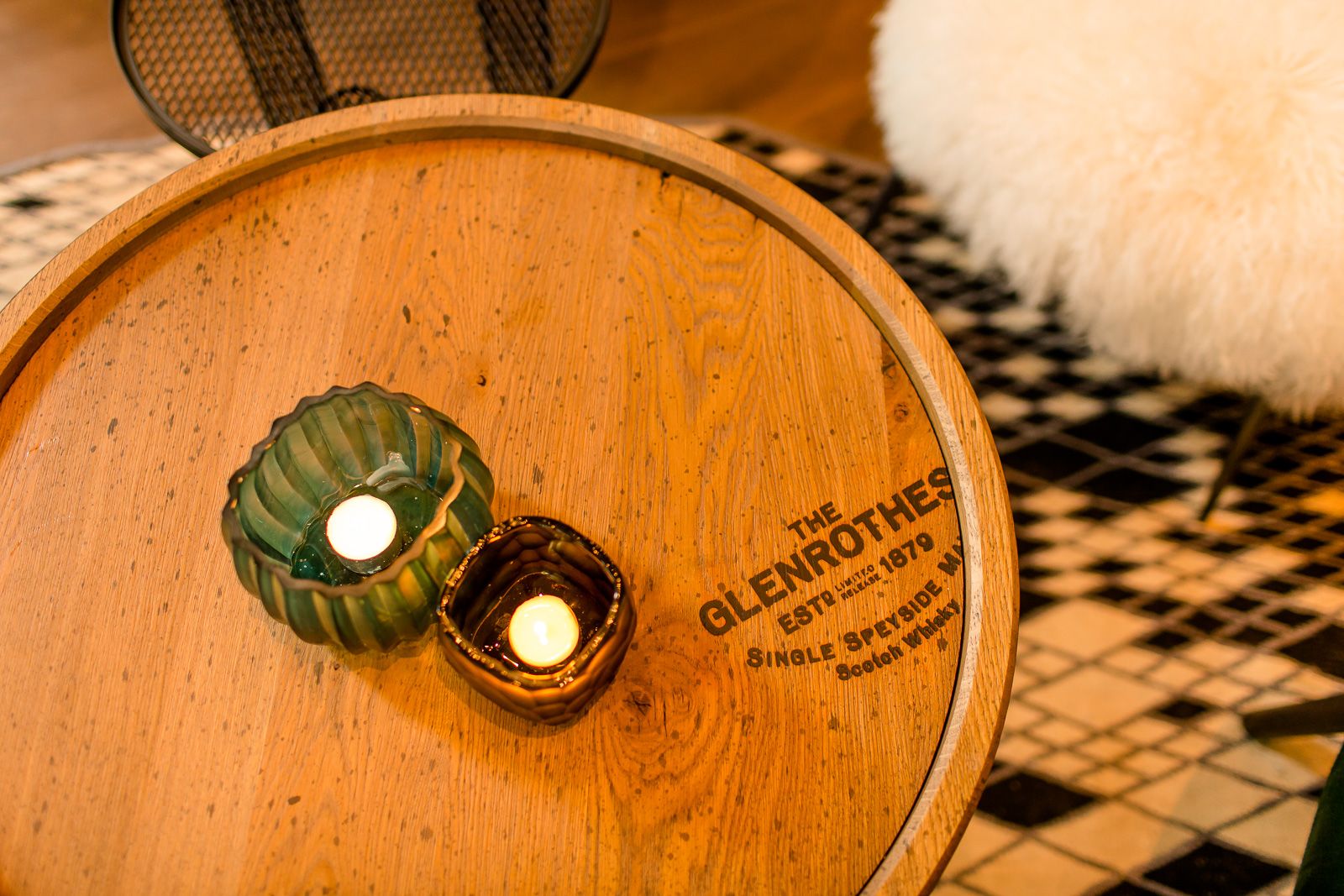 Hotel Glasgow Motel One Blick von oben auf einen Beistelltisch aus Holz mit zwei Teelichtern