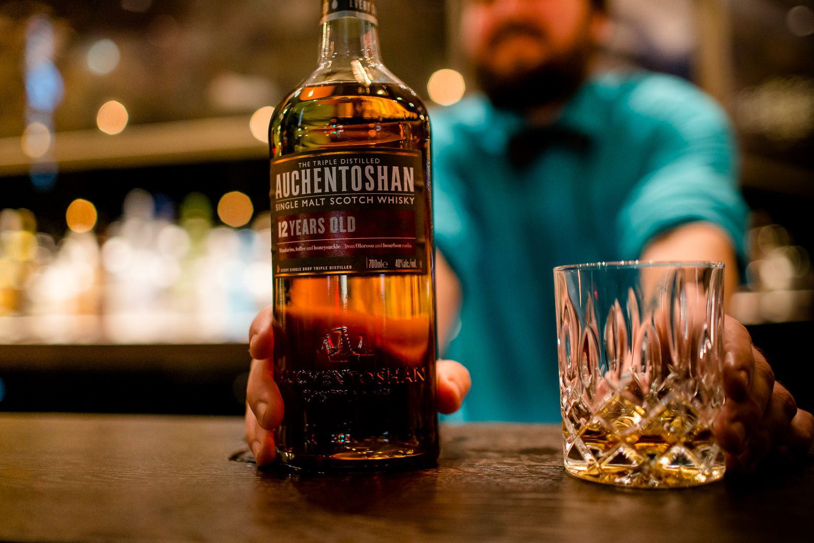 Hotel Glasgow Motel One Bar Nahaufnahme von einer Flasche Single Malt Scotch Whisky sowie einem Glas