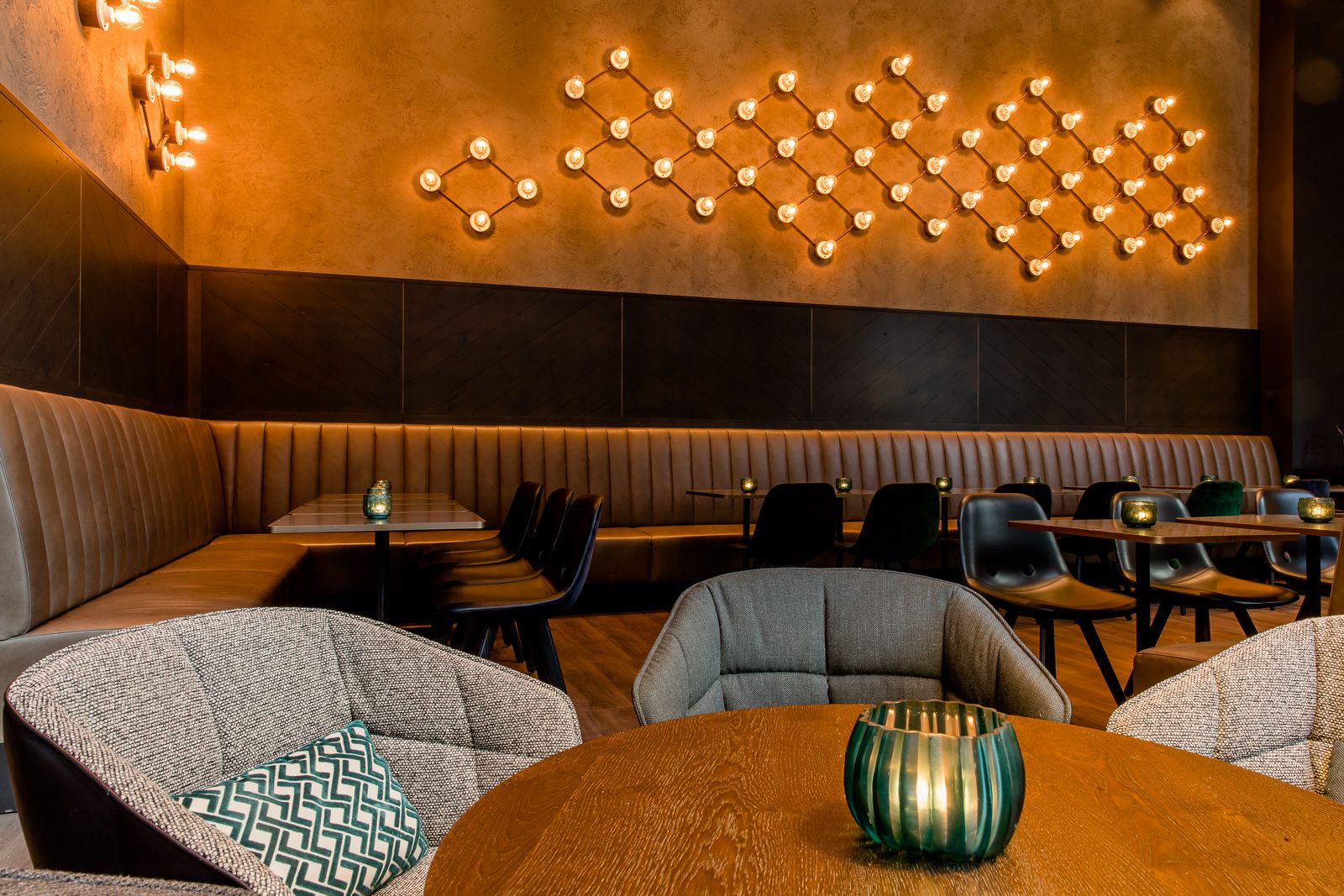 Hotel Glasgow Motel One Lounge Sitzgelegenheiten mit großer Eckbank sowie mehreren Stühlen