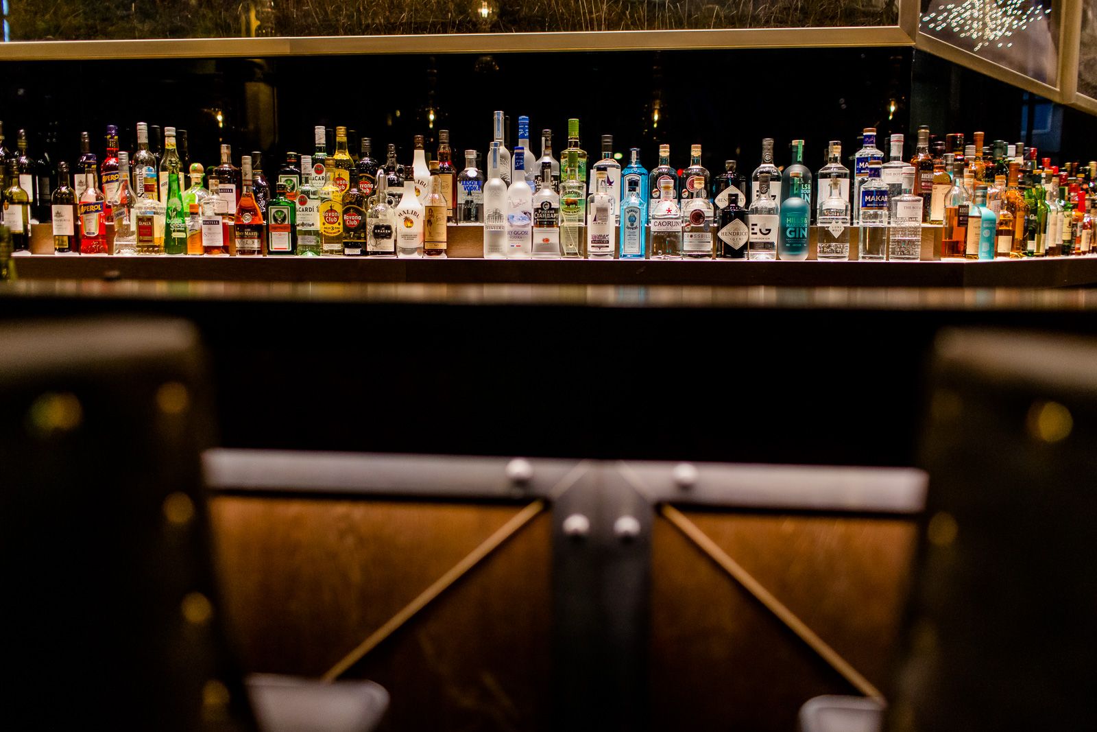 Designhotel Glasgow Motel One Blick über den Tresen der Bar auf mehrere Spirituosen