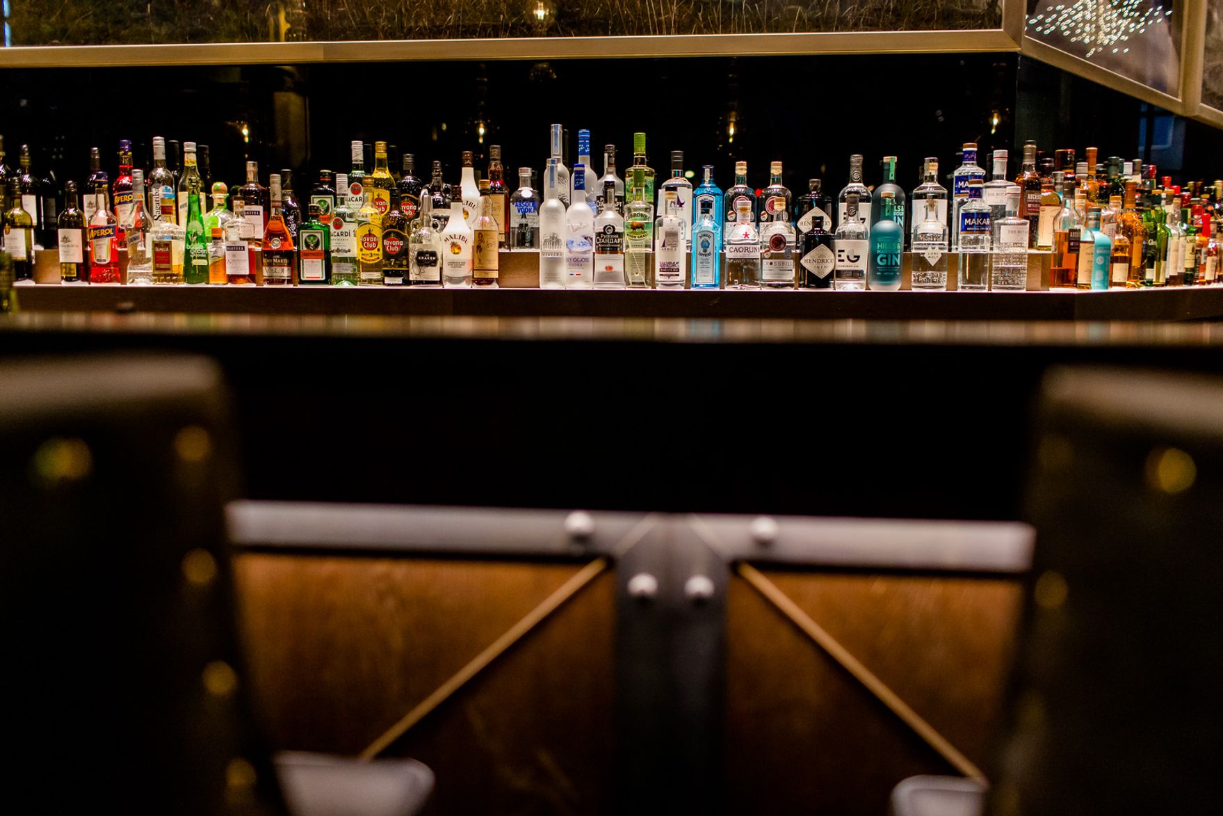 designhotel Glasgow Motel One view over the bar counter at several spirits