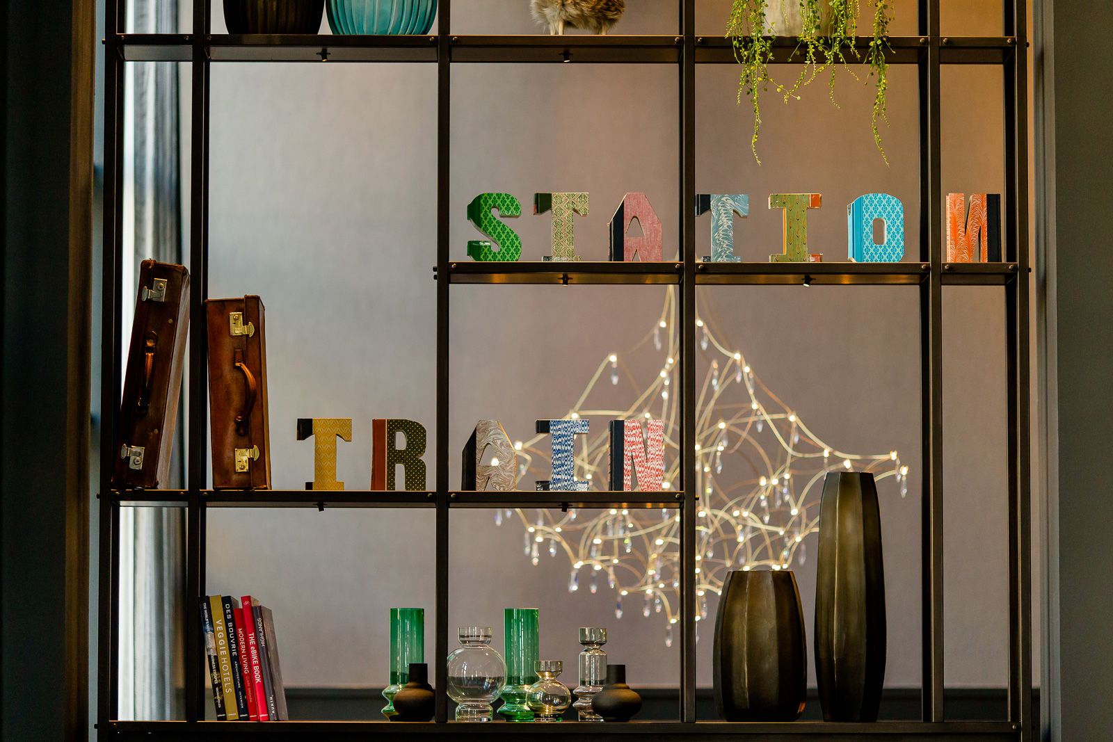 Hotel Glasgow Motel One Blick in ein offenes Regal mit Dekoration