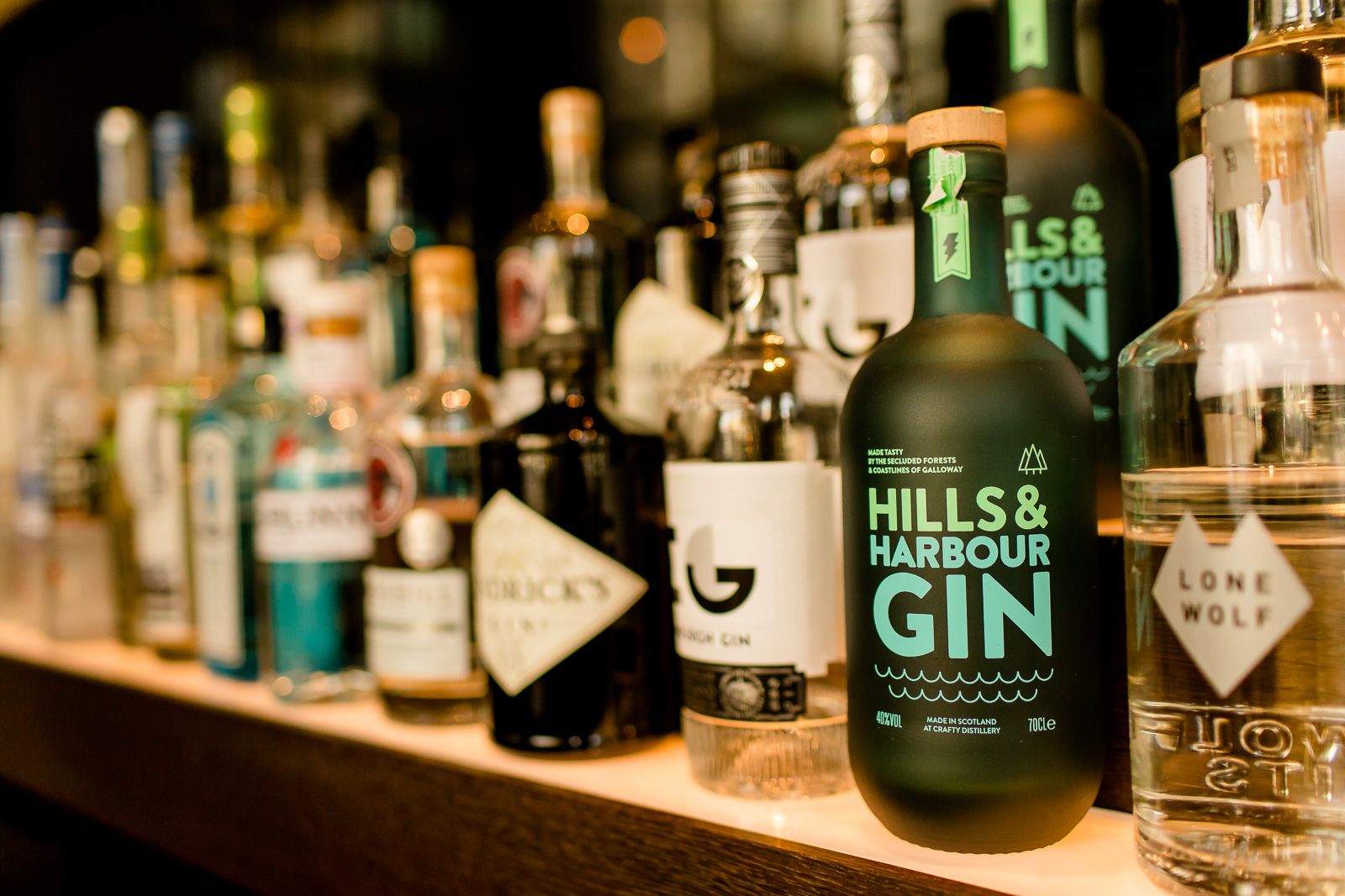 Hotel Glasgow Motel One Blick auf mehrere Spirituosen und Fokus auf einen Hills and Harbour Gin