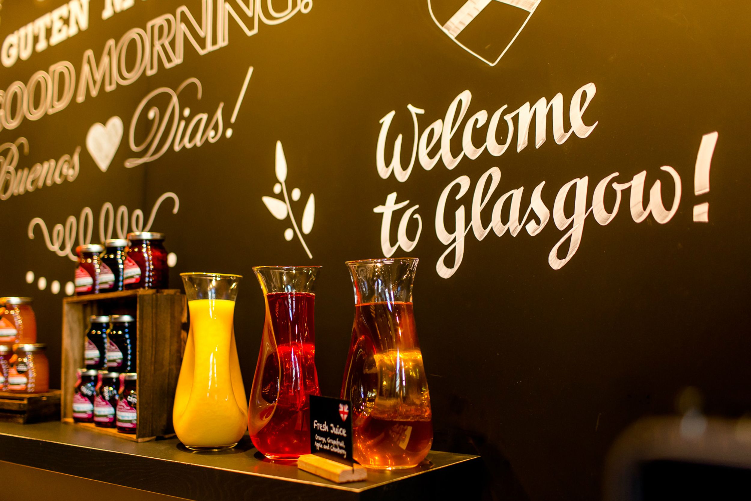 Hotel Glasgow Motel One Frühstücksbuffet mit Fokus auf frische Säfte