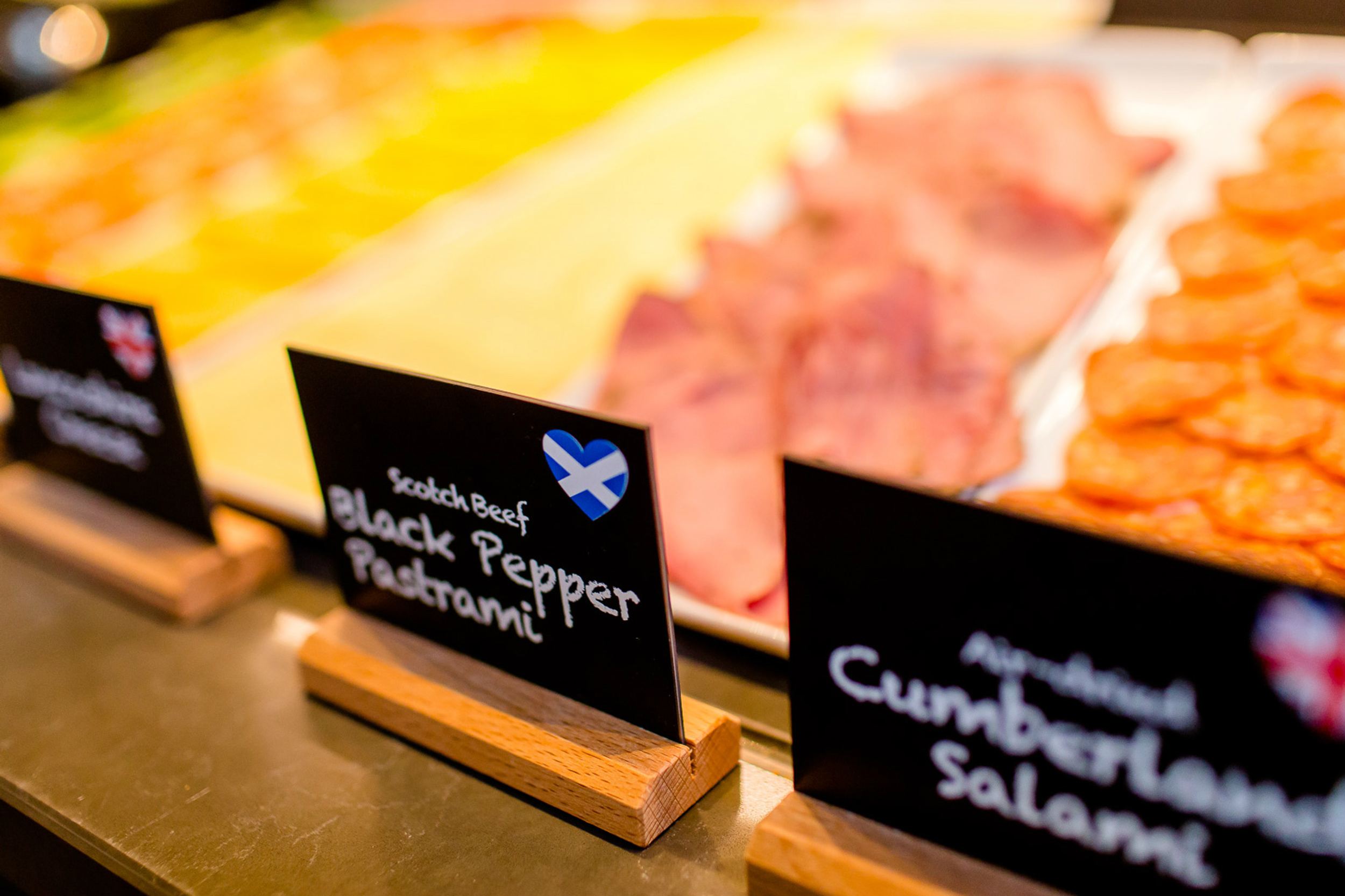 Hotel Glasgow Motel One Frühstück Buffet Nahaufnahme auf Scotch Beef Black Pepper Pastrami