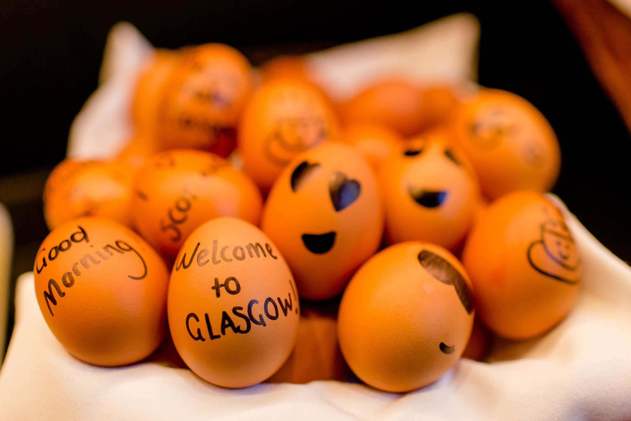 Hotel Glasgow Motel One Nahaufnahme auf bemalte Eier am Frühstücksbuffet