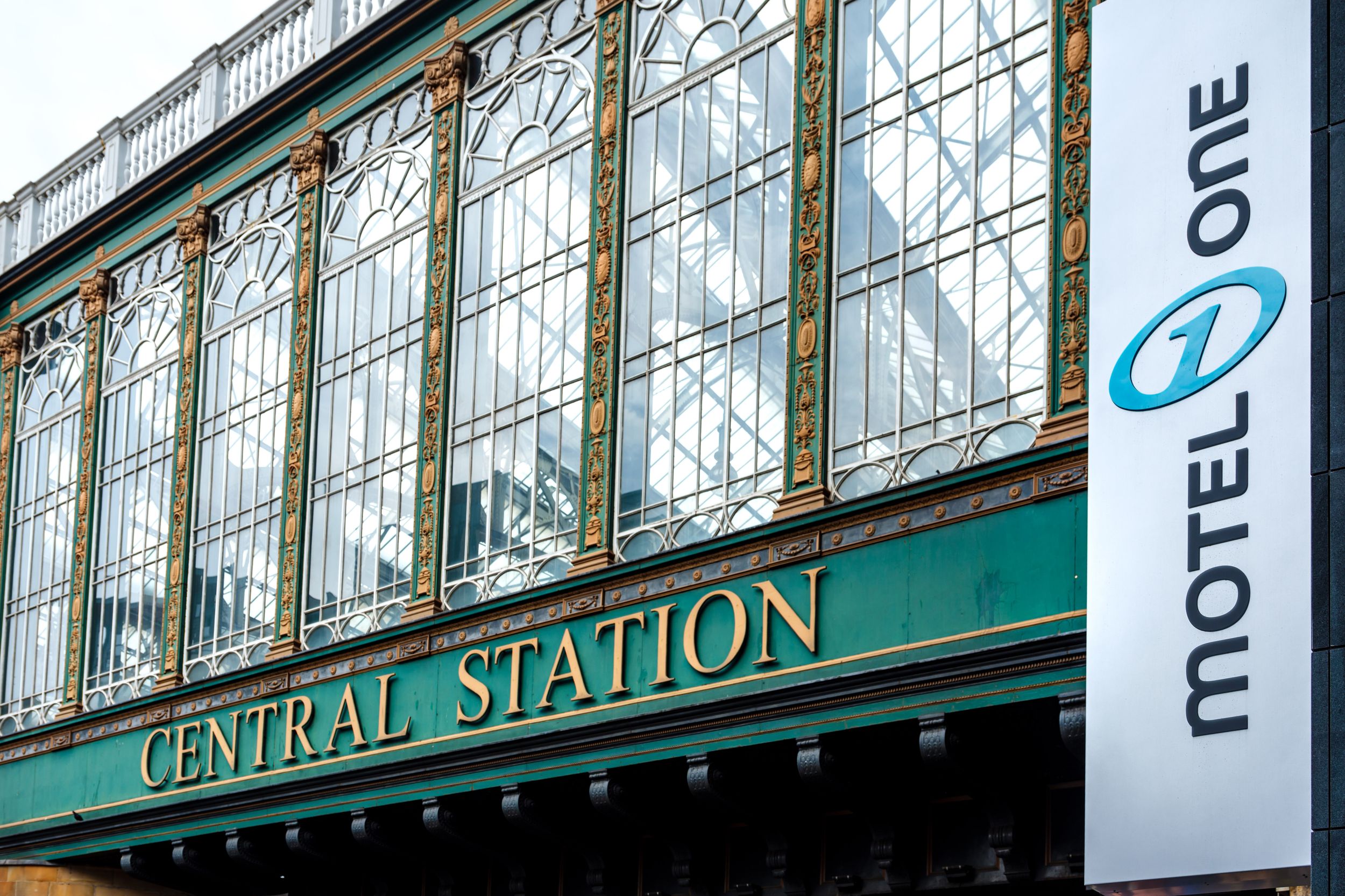 Hotel Glasgow Motel One Blick auf Fassade von Central Station sowie seitlich das Logo von Motel One