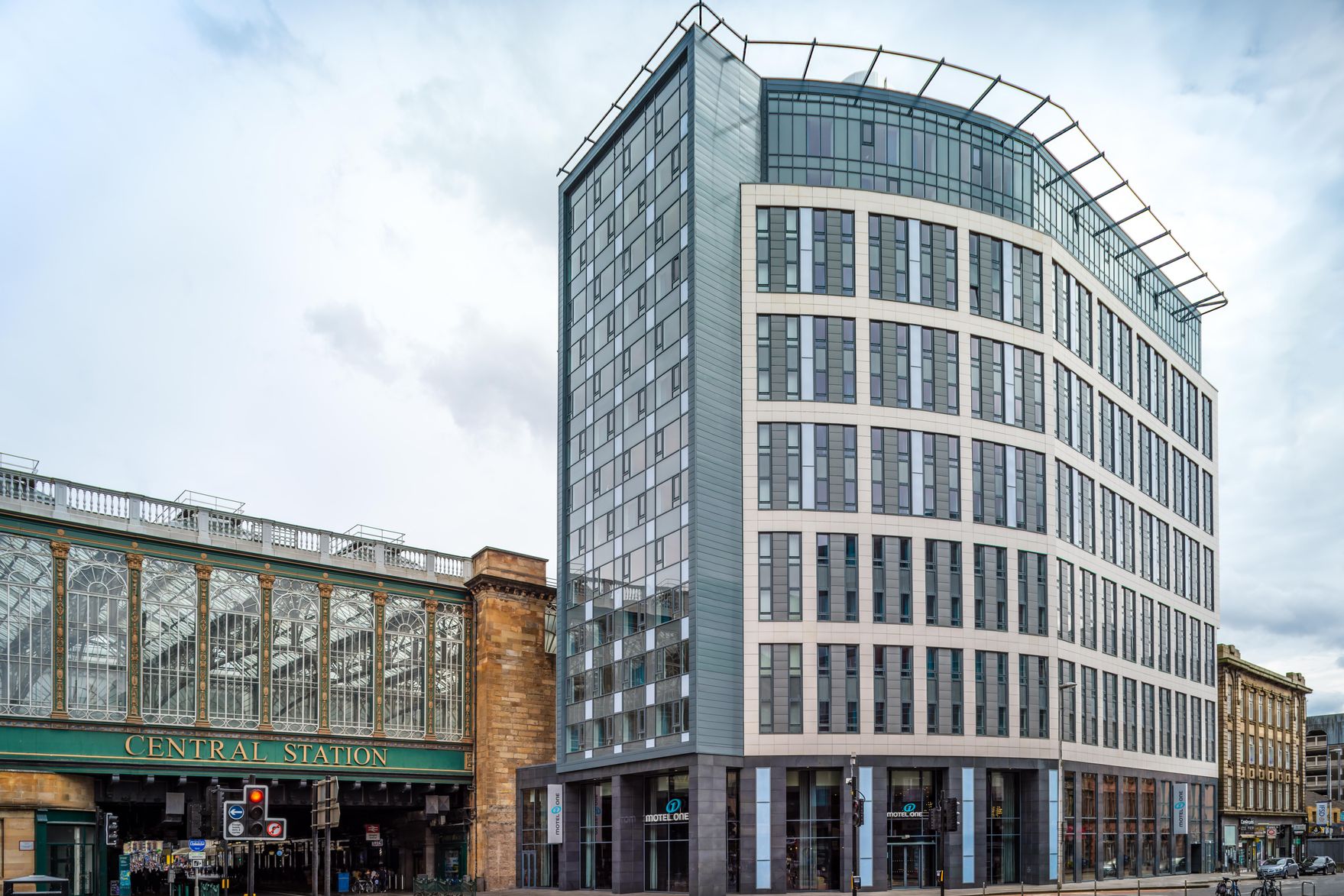 hotel Glasgow Motel One facade and entrance to Central Station