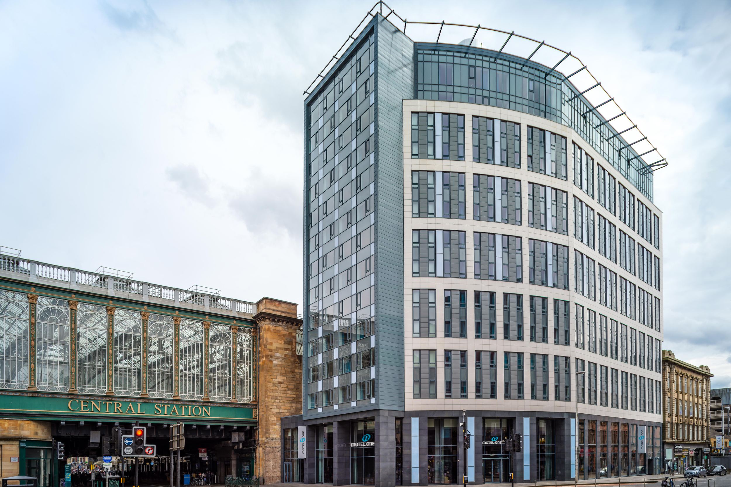 Hotel Glasgow Motel One Fassade sowie Eingang zur Central Station