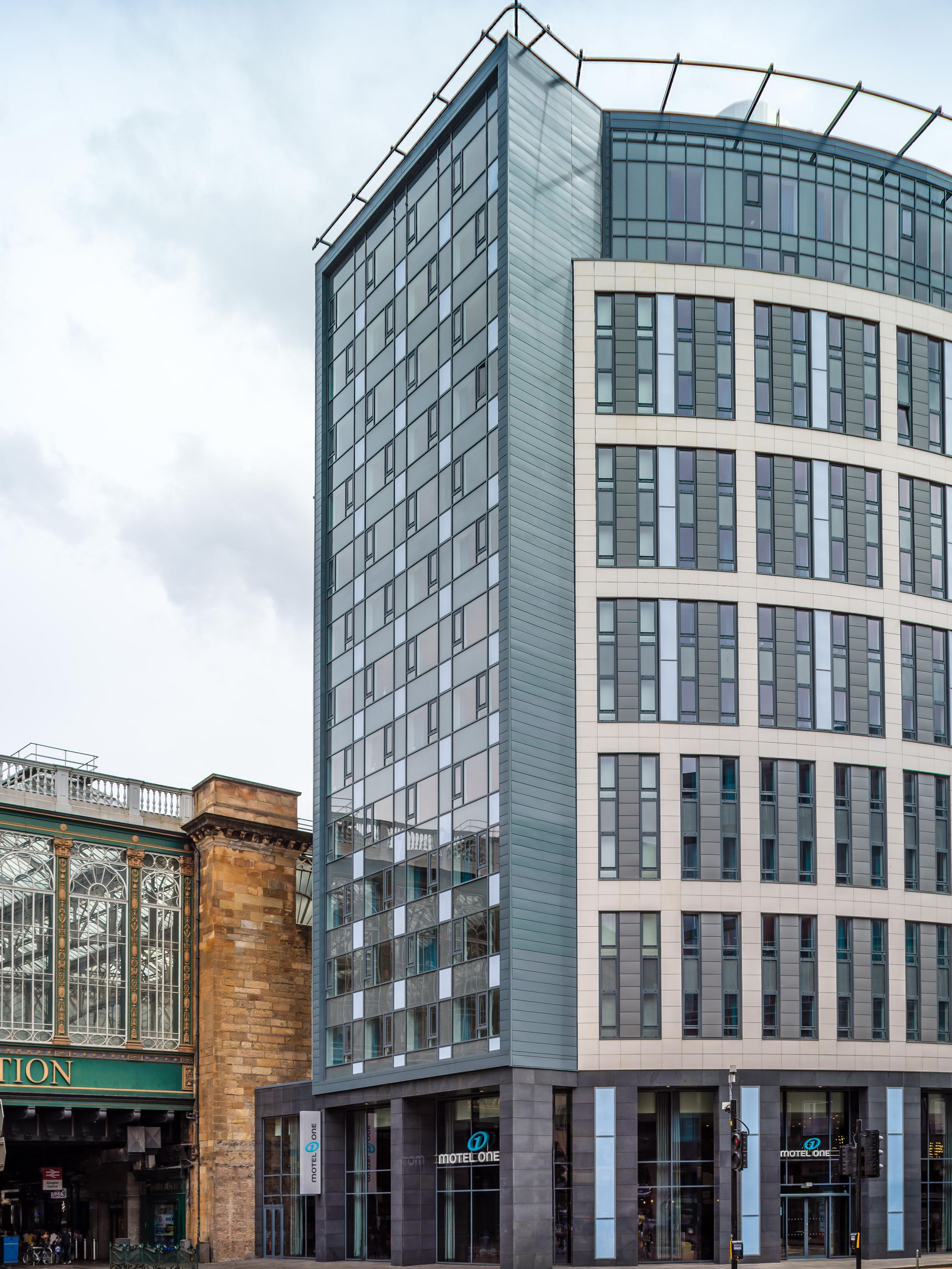 Hotel Glasgow Motel One Fassade sowie Eingang zur Central Station