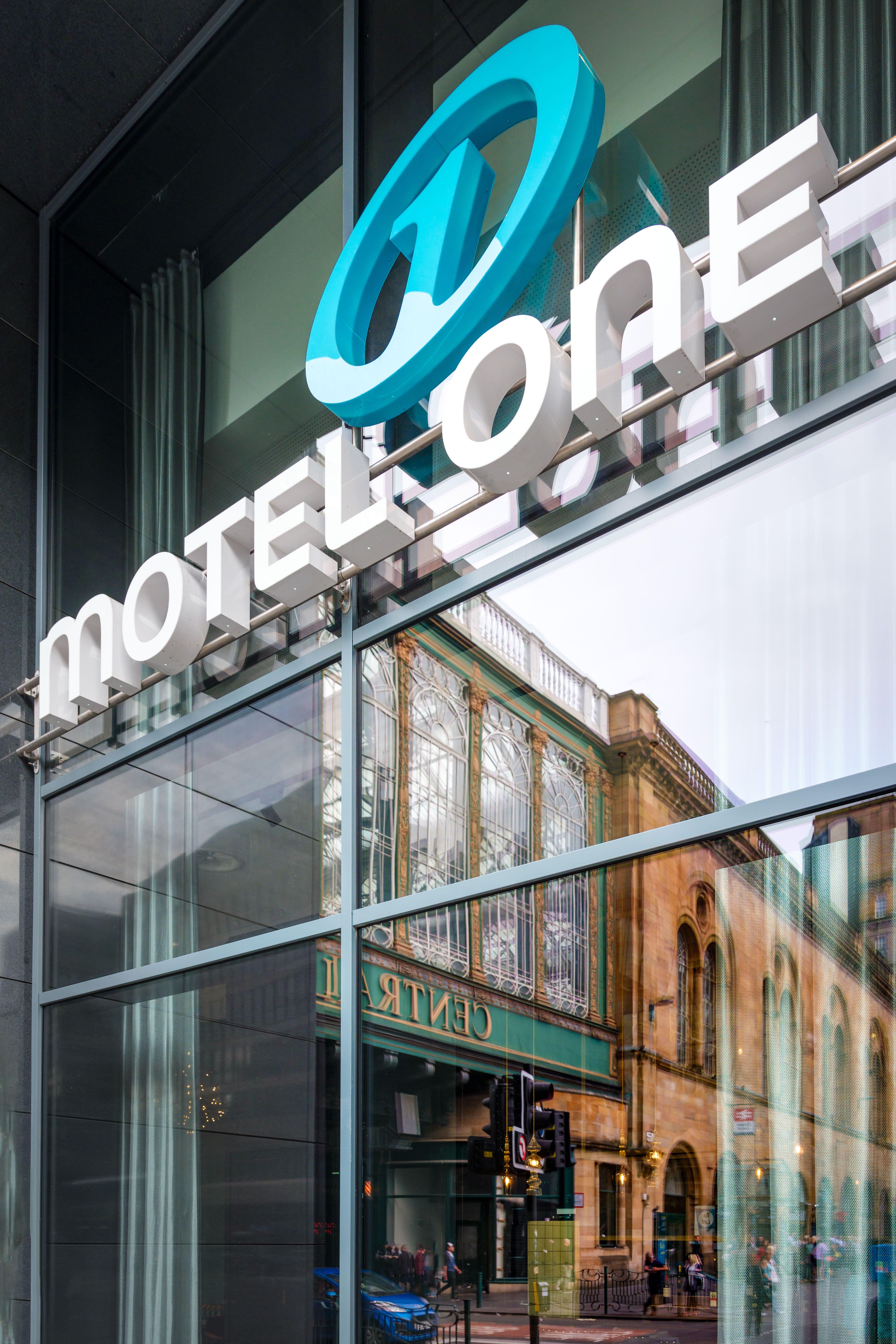 Hotel Glasgow Motel One gläserne Fassade mit Logo