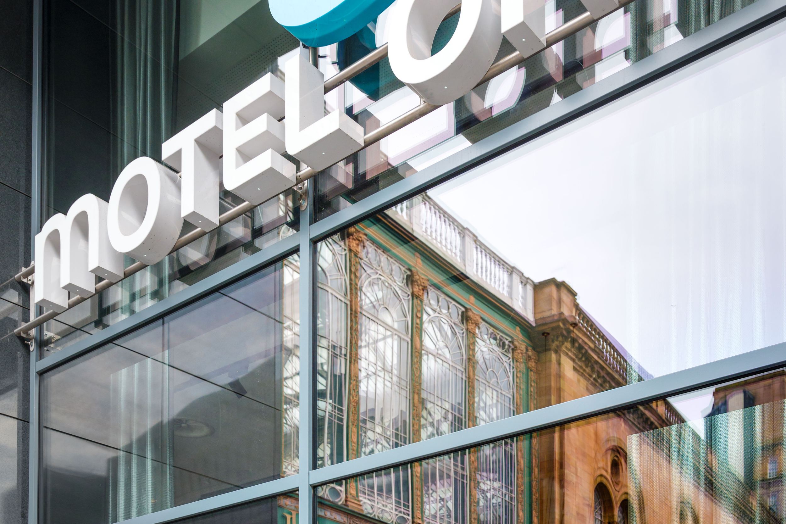 Hotel Glasgow Motel One gläserne Fassade mit Logo