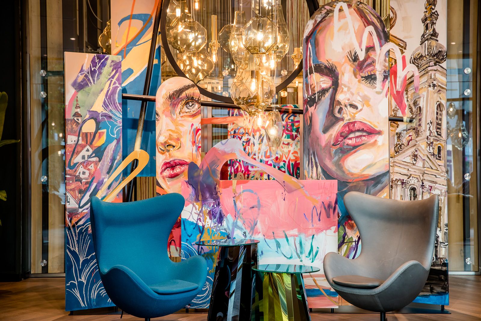 Hotel Graz Motel One zwei Eggchairs vor farbenfrohen Gemälden