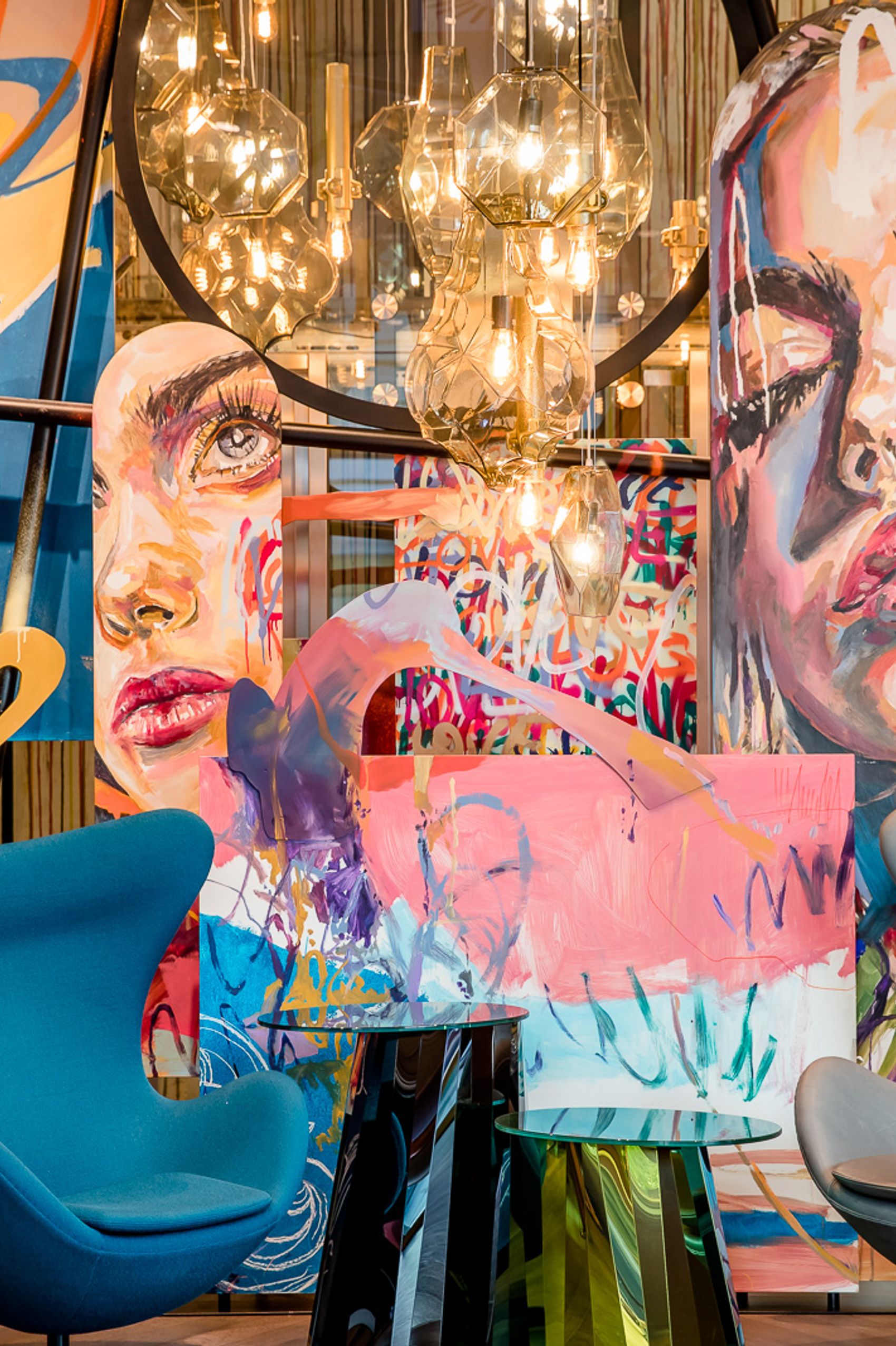 Hotel Graz Motel One zwei Eggchairs vor farbenfrohen Gemälden