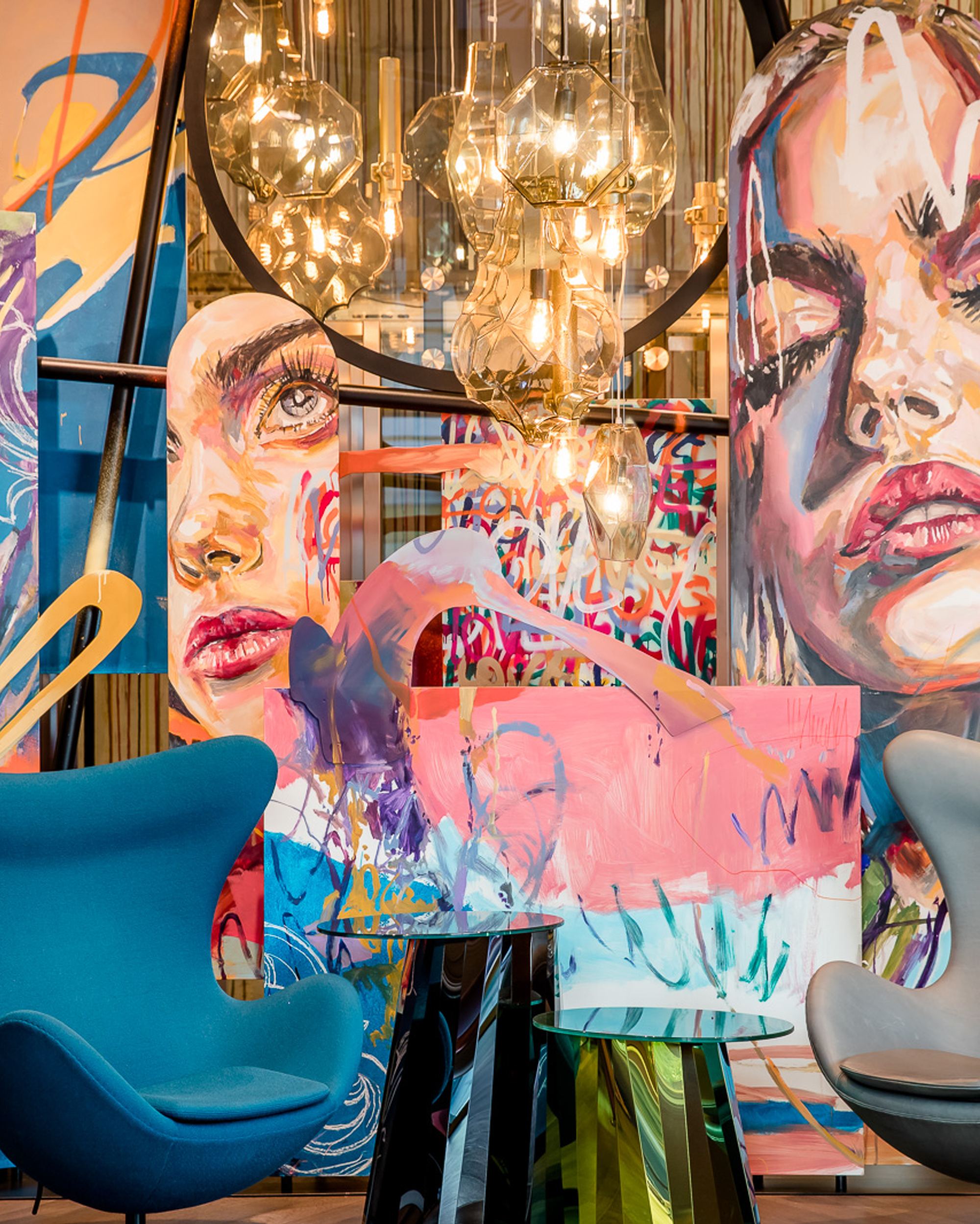Hotel Graz Motel One zwei Eggchairs vor farbenfrohen Gemälden