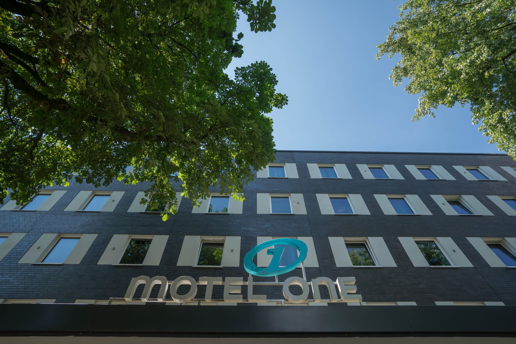 Hotel Hamburg Airport Motel One Fassade mit Logo