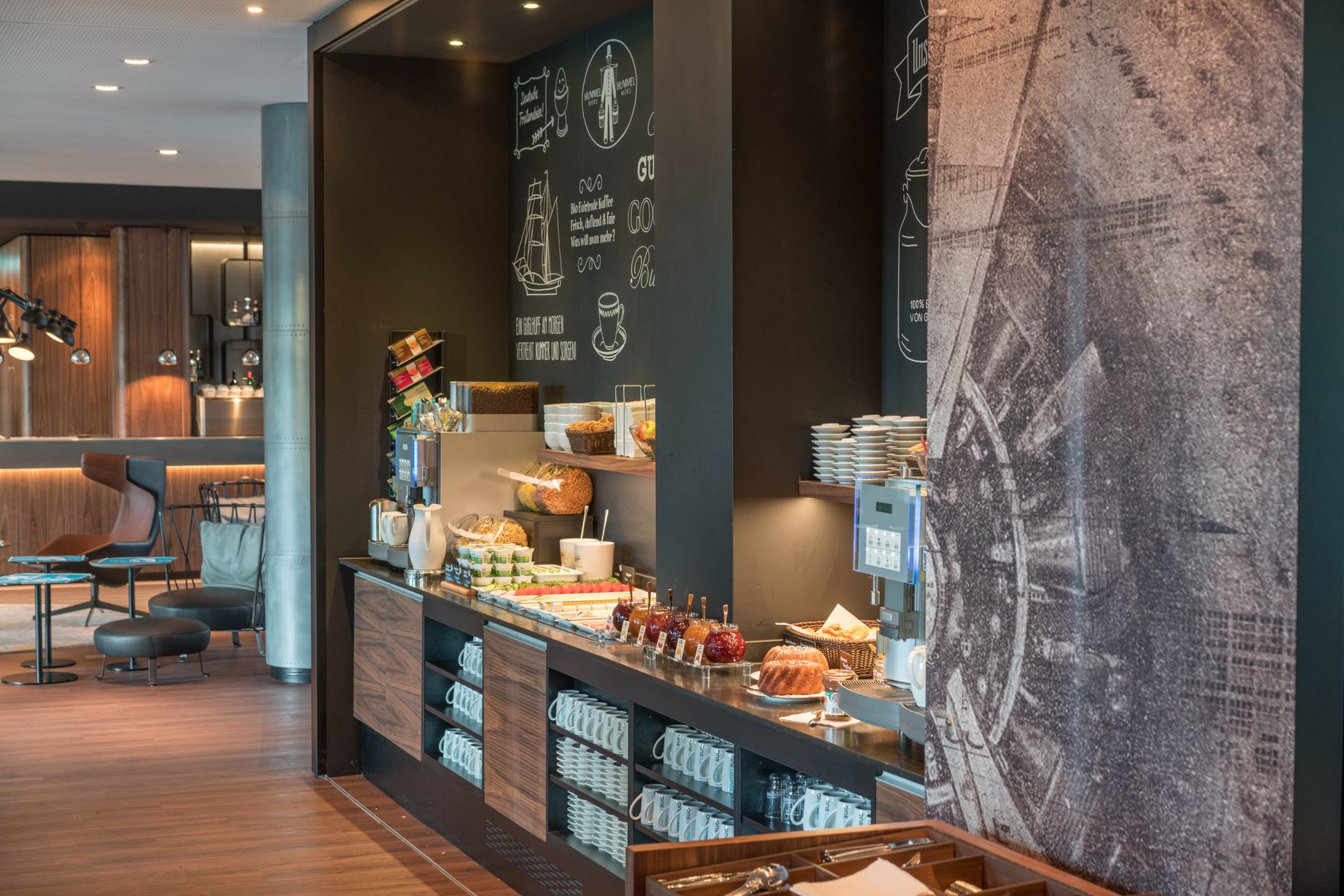 Designhotel Hamburg Airport Motel One seitlicher Blick auf Frühstücksbuffet
