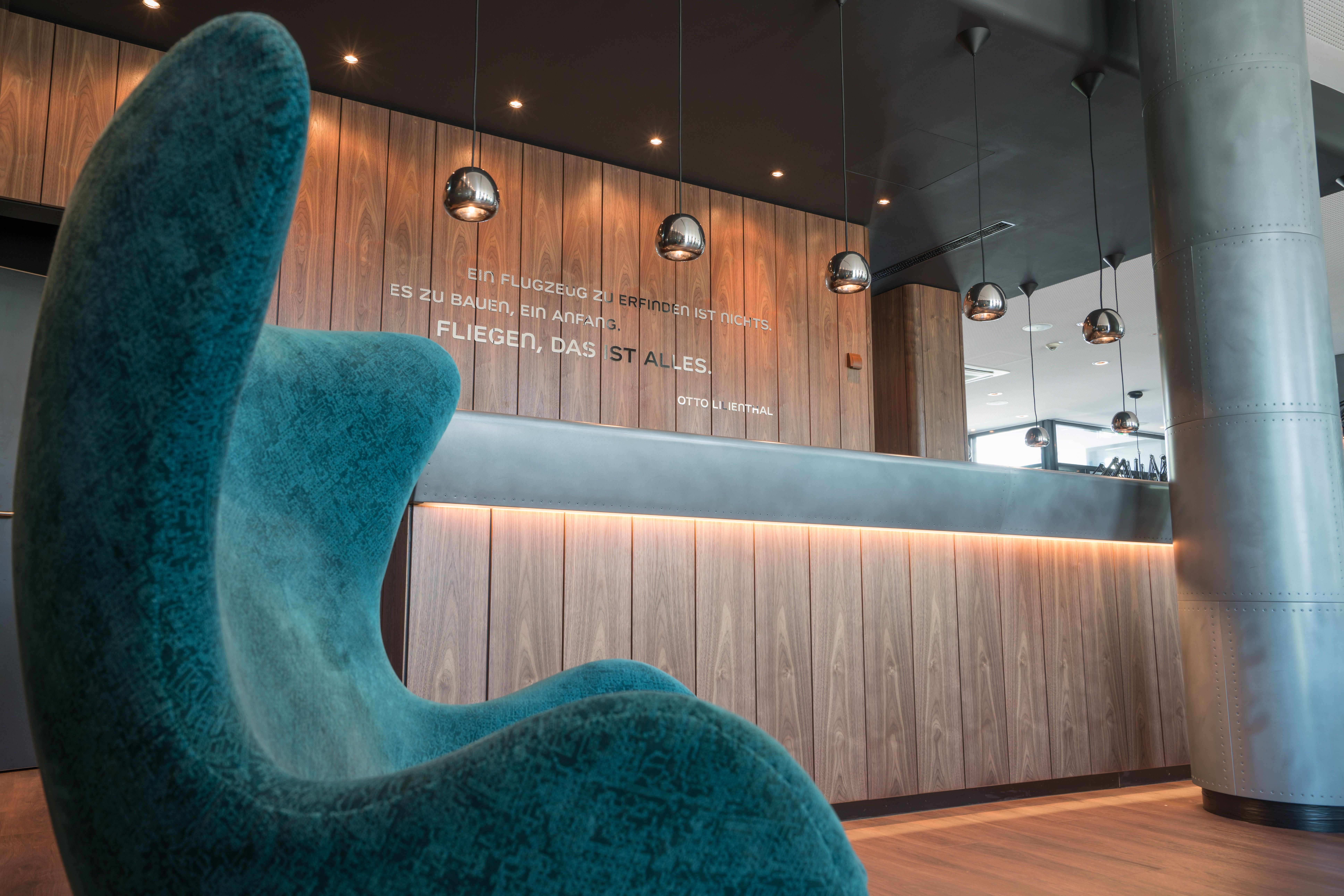 Hotel Hamburg Airport Motel One Rezeption mit Egg chair im Vordergrund