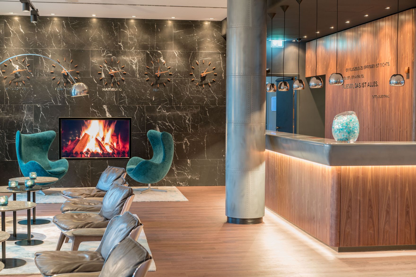Hotel Hamburg Airport Motel One Rezeption und mehrere Sitzgelegenheiten