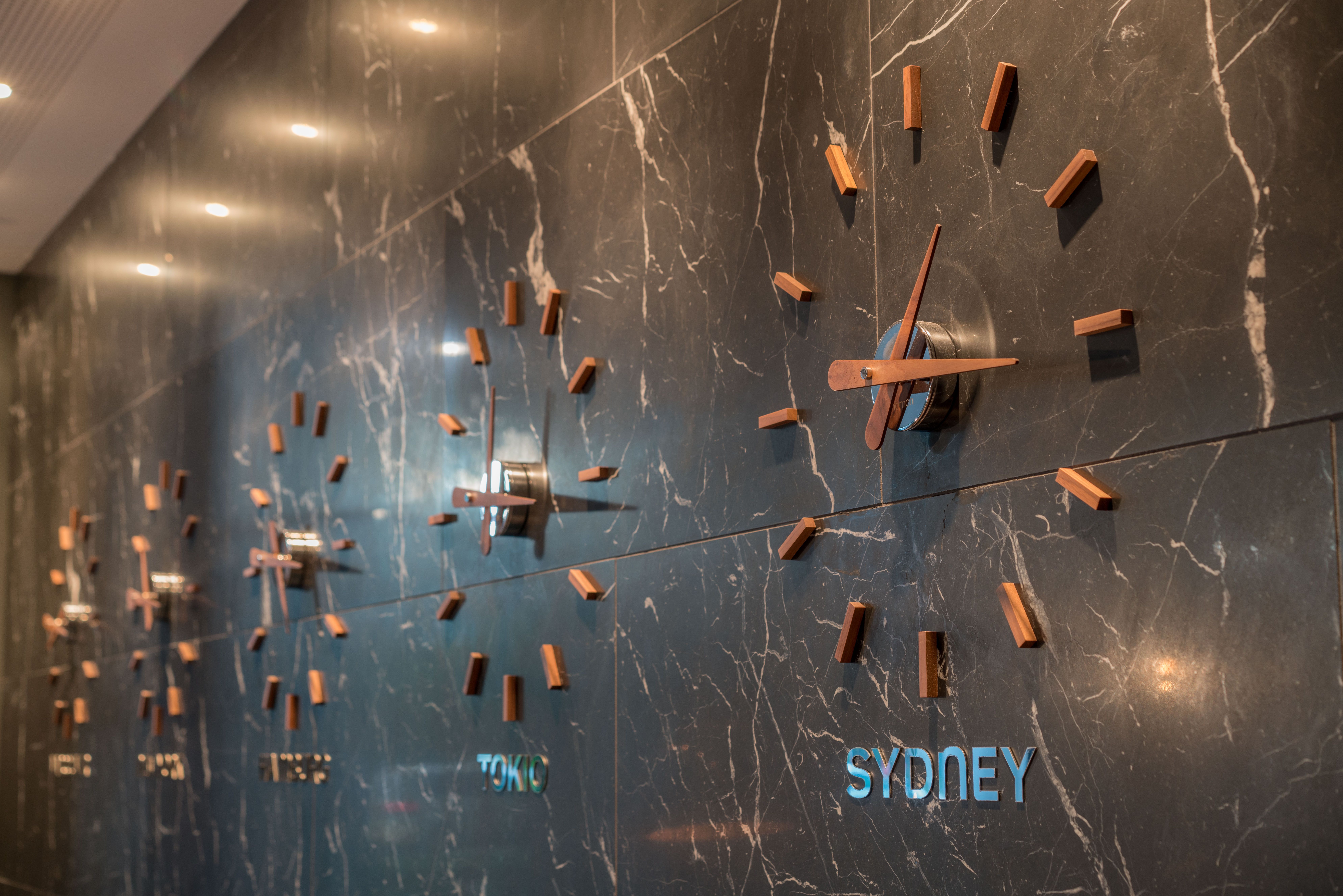 Hotel Hamburg Airport Motel One Nahaufnahme Uhren an der Wand