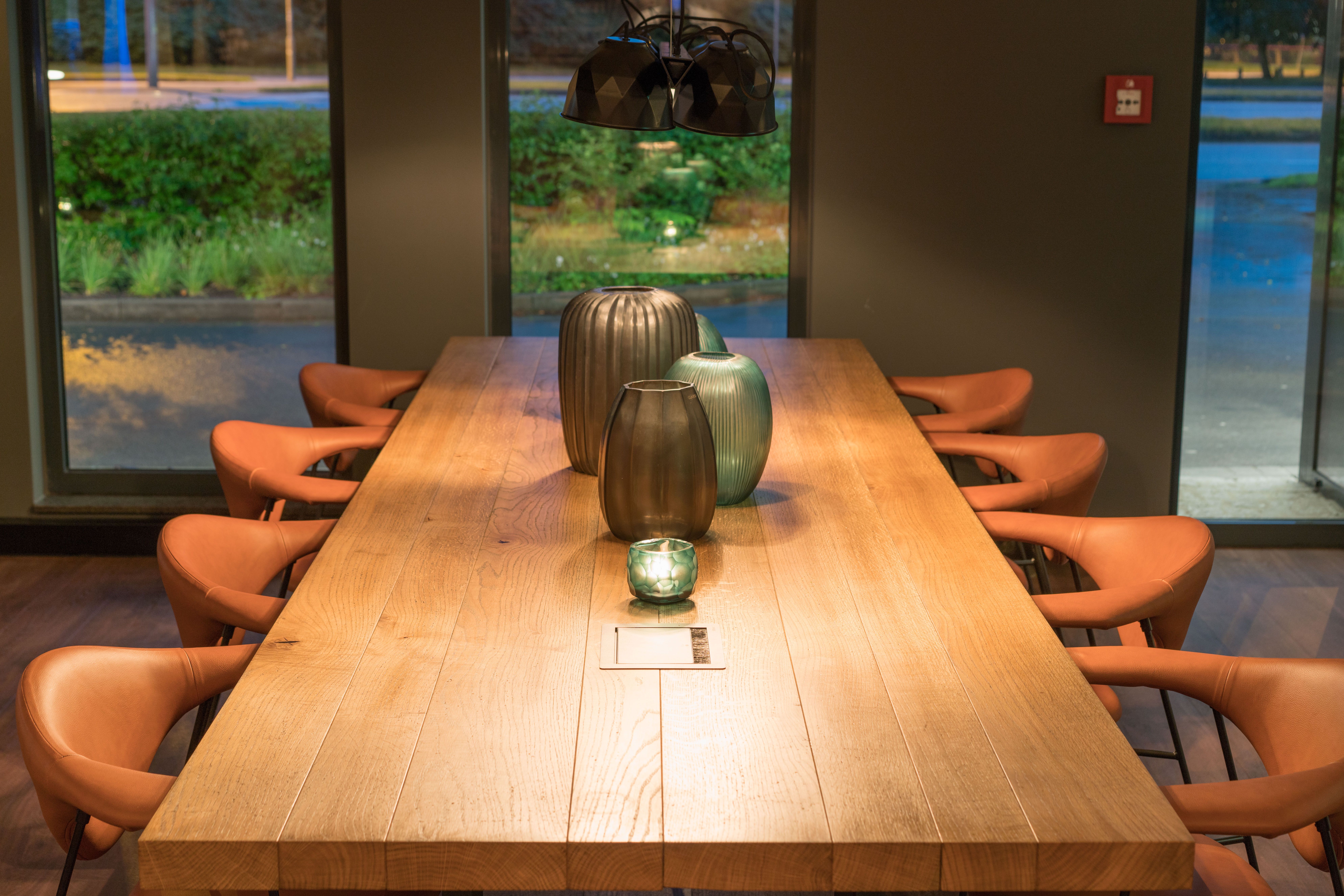 Designhotel Hamburg Airport Motel One großer Holztisch mit acht Stühlen