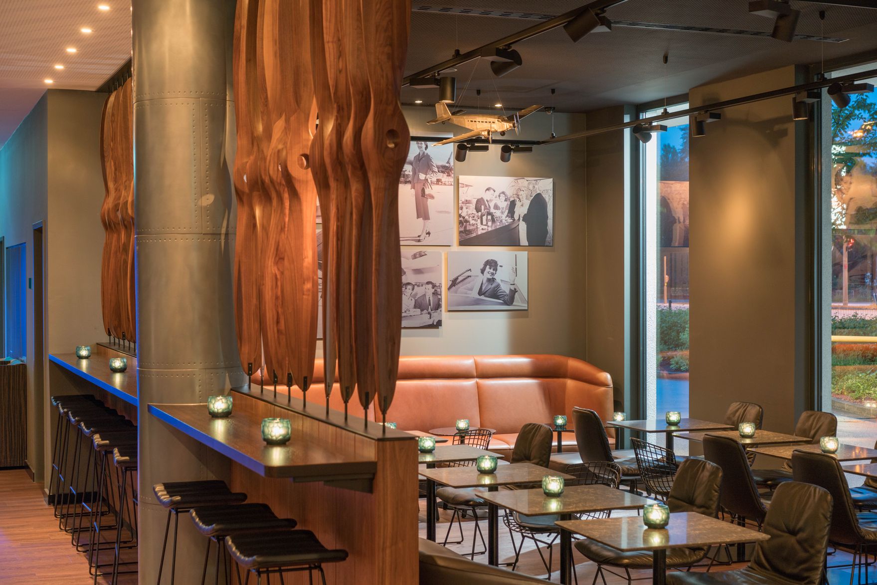 Designhotel Hamburg Airport Motel One lichtdurchflutete Lounge mit mehreren Sitzgelegenheiten