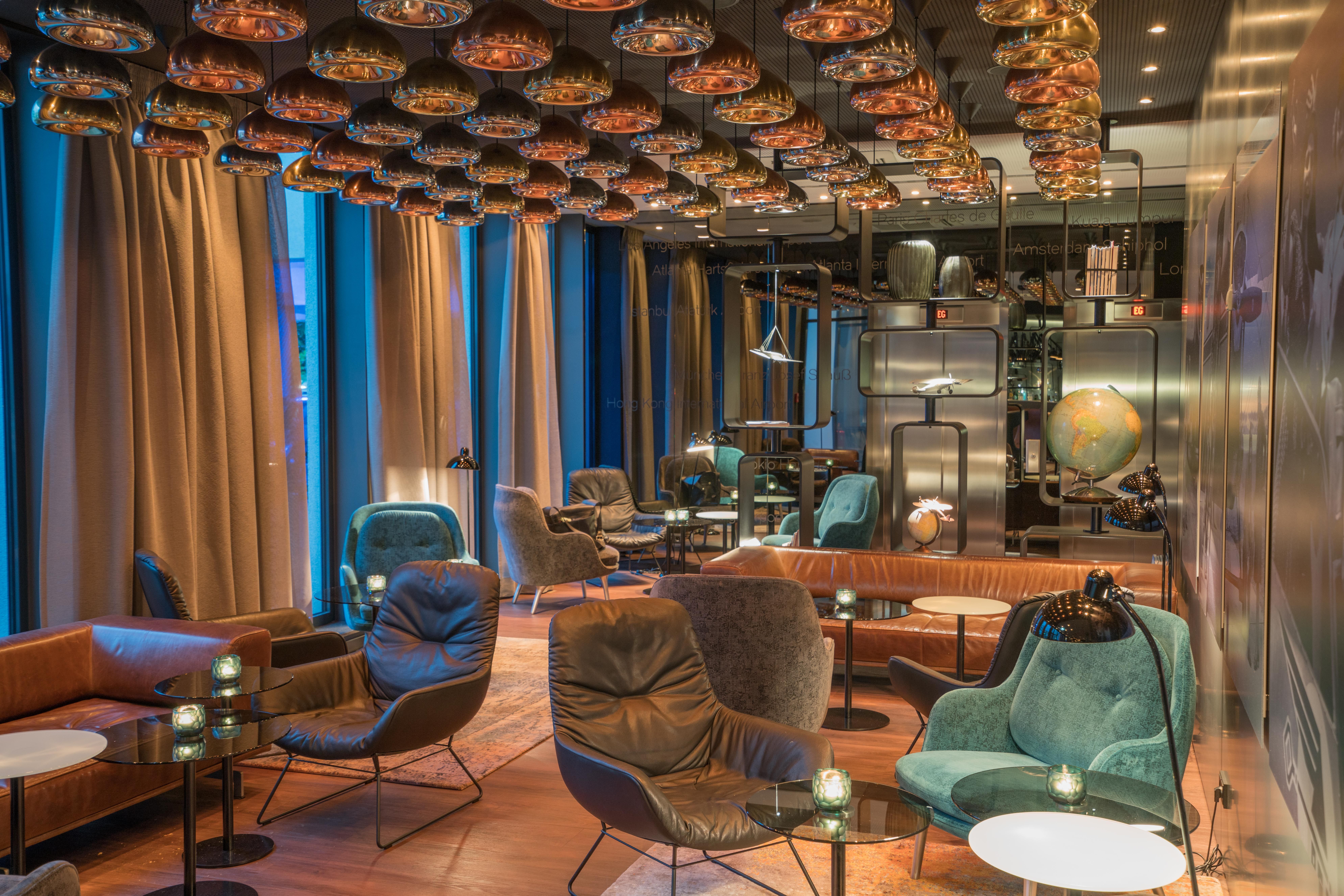 Hotel Hamburg Airport Motel One große Lounge mit mehreren Sesseln zum Verweilen