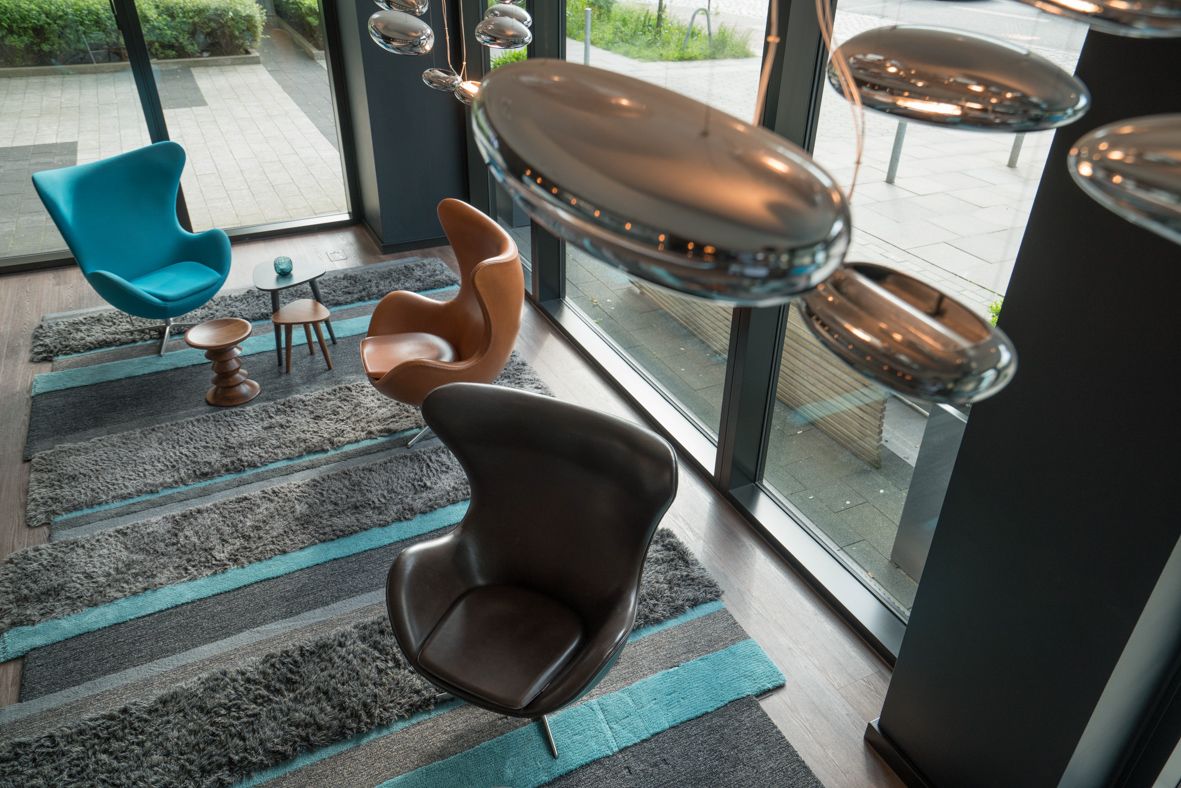 hotel Hamburg Alster Motel One view from above of three chairs in a bright lounge with floor-to-ceiling windows