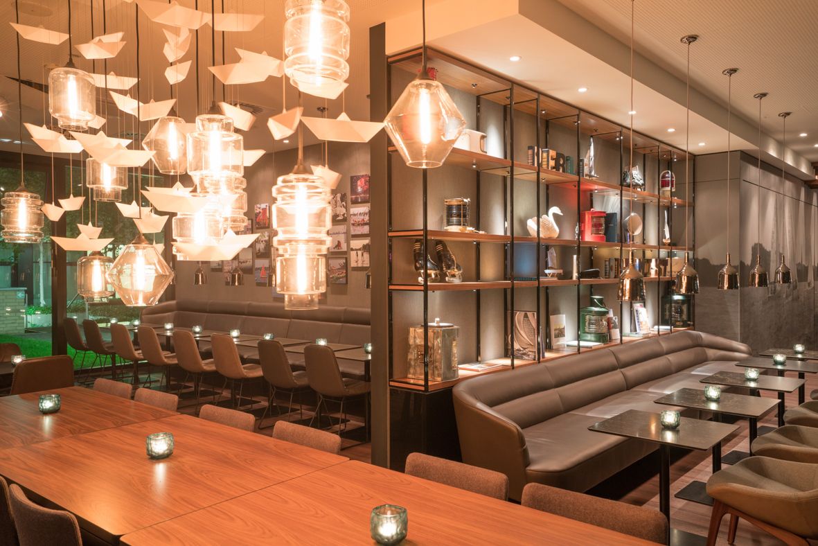 hotel Hamburg Alster Motel One lounge with several tables and chairs