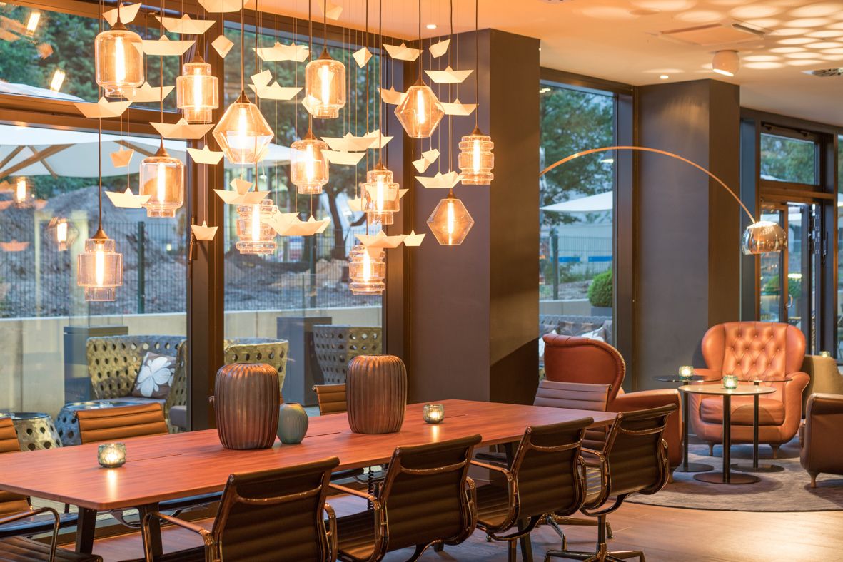 hotel Hamburg Alster Motel One bright lounge with several seating areas and a view of the terrace