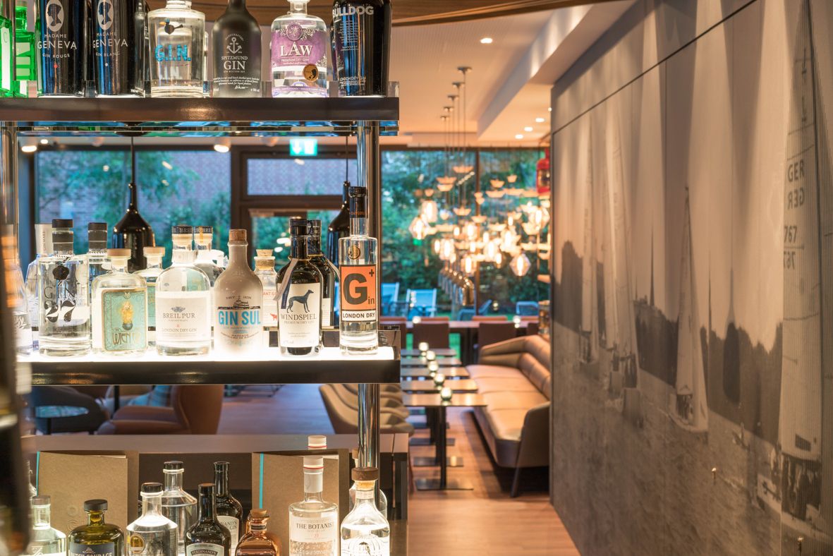 hotel Hamburg Alster Motel One view of the bar's open shelf with spirits