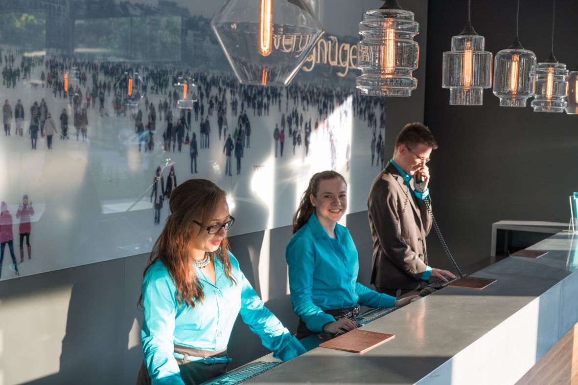 designhotel Hamburg Alster Motel One reception with three employees at work