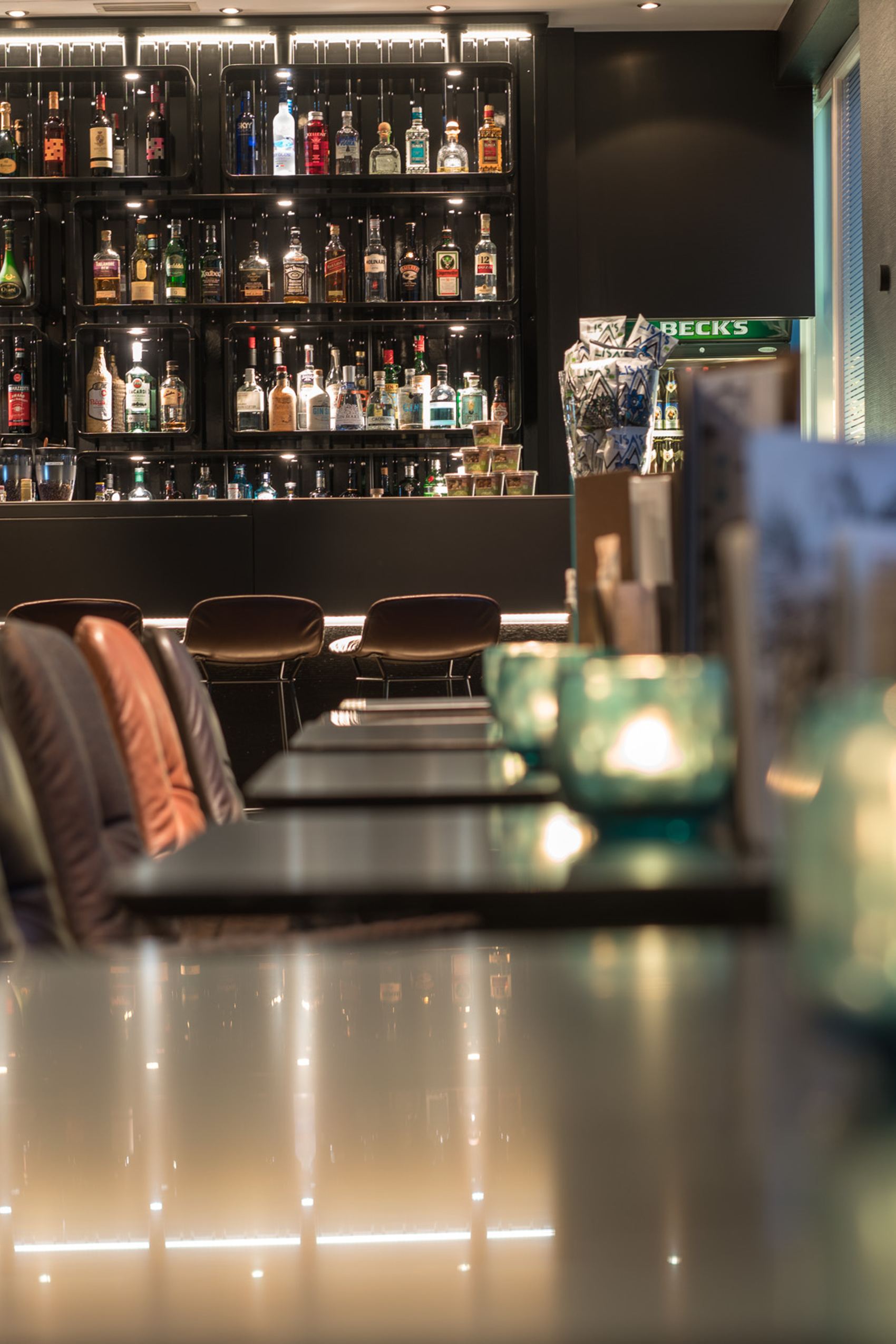 Hotel Hamburg Altona Motel One mehrere Tische und Blick auf die Bar