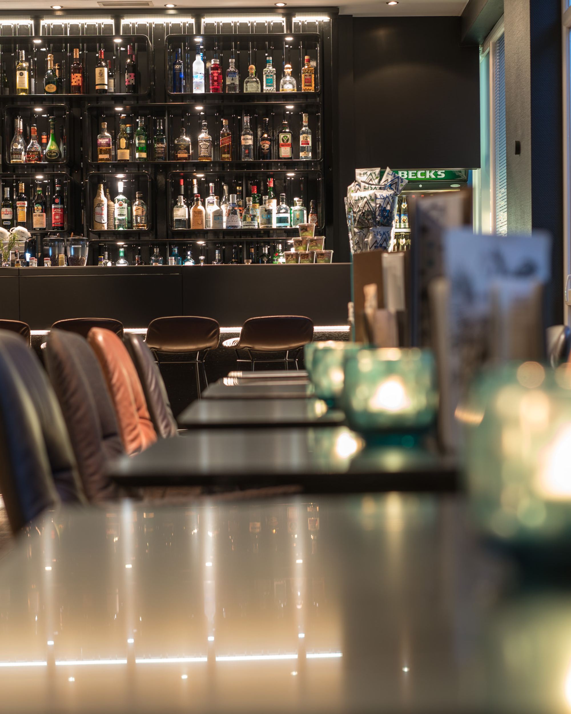 Hotel Hamburg Altona Motel One mehrere Tische und Blick auf die Bar