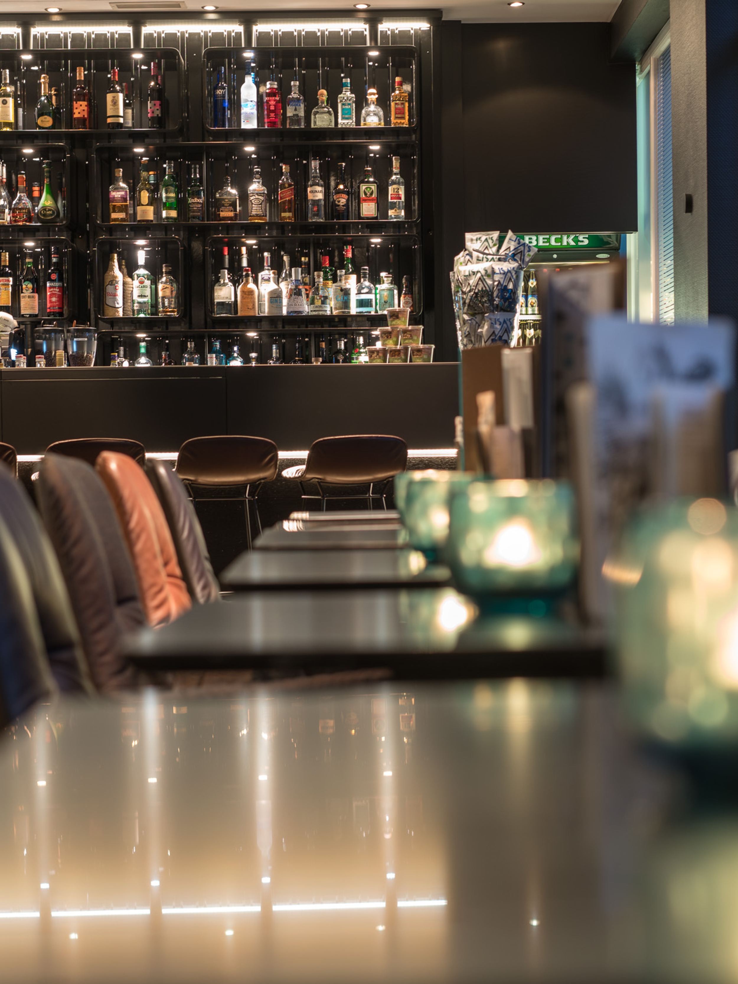 Hotel Hamburg Altona Motel One mehrere Tische und Blick auf die Bar