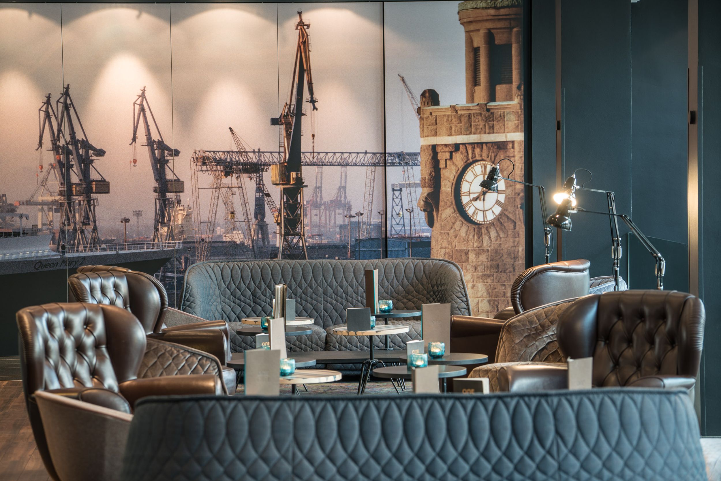 Hotel Hamburg Altona Motel One Lounge mit mehreren Sesseln und Sofas