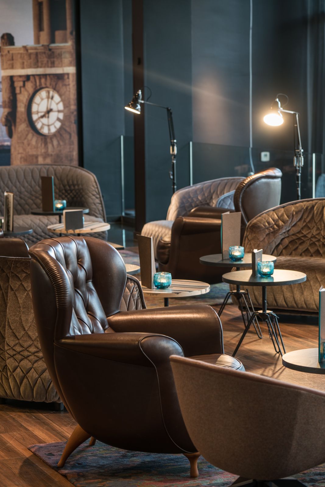 Hotel Hamburg Altona Motel One Blick in helle Lounge mit Sesseln und Beistelltischen