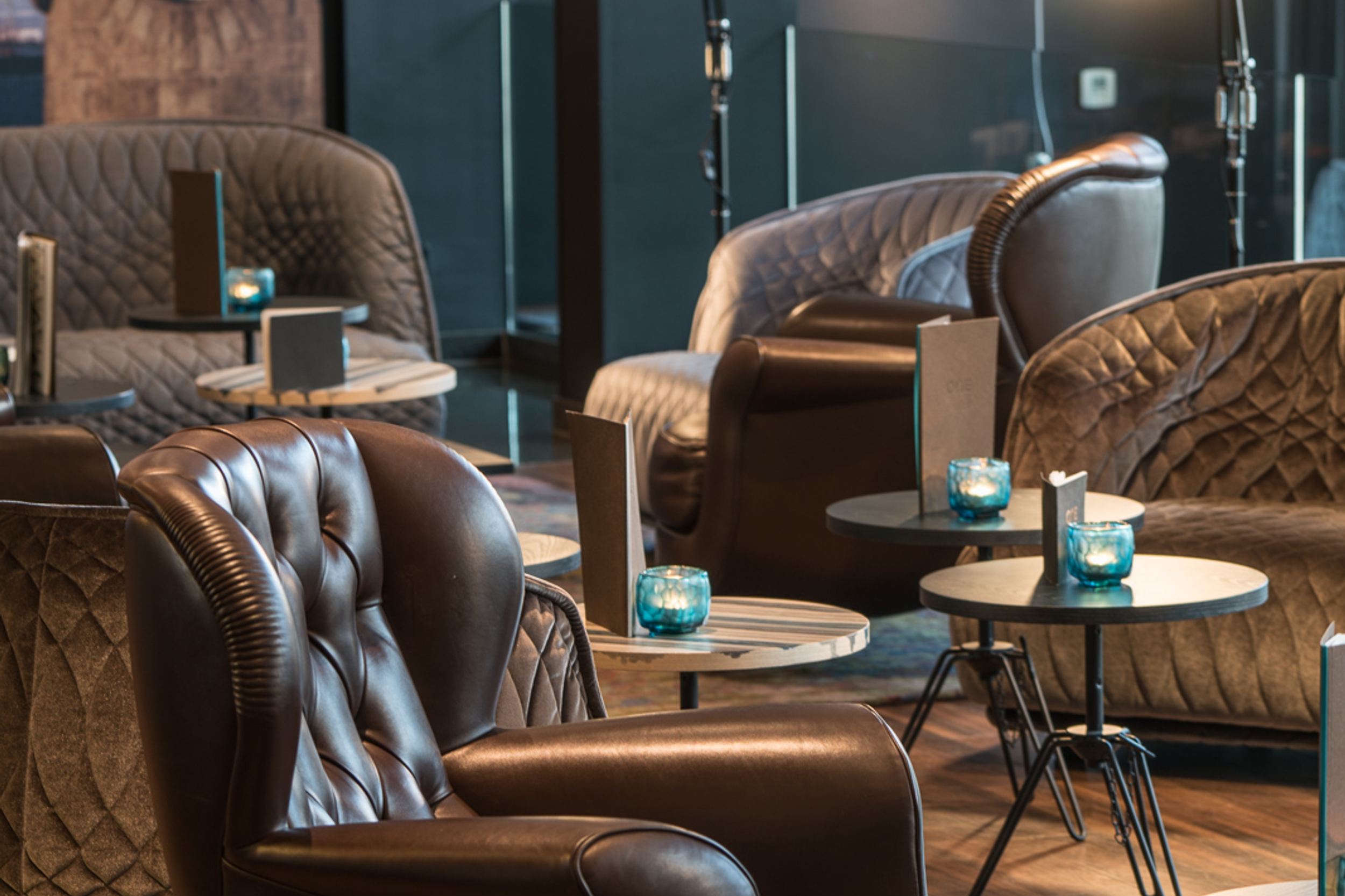 Hotel Hamburg Altona Motel One Blick in helle Lounge mit Sesseln und Beistelltischen