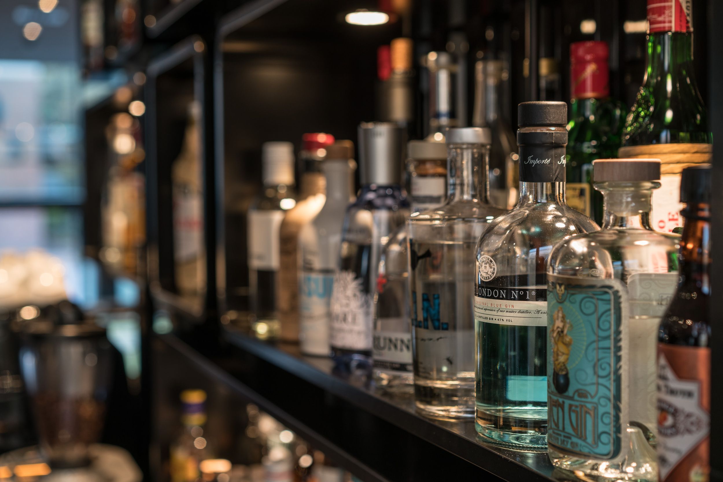 Hotel Hamburg Altona Motel One Bar Nahaufnahme auf Spirituosen im Regal