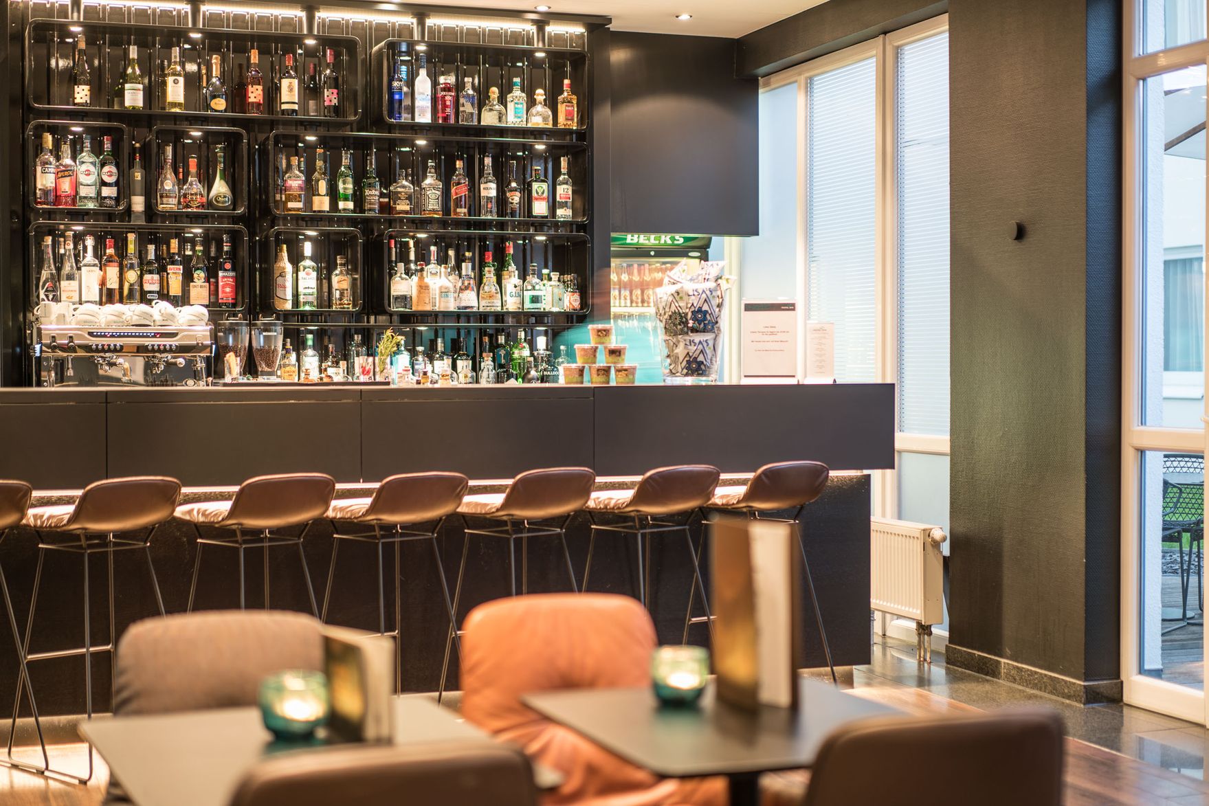 Hotel Hamburg Altona Motel One Bar mit Terrassenzugang sowie mehrere Barhockern und weitere Sitzgelegenheiten in der Lounge