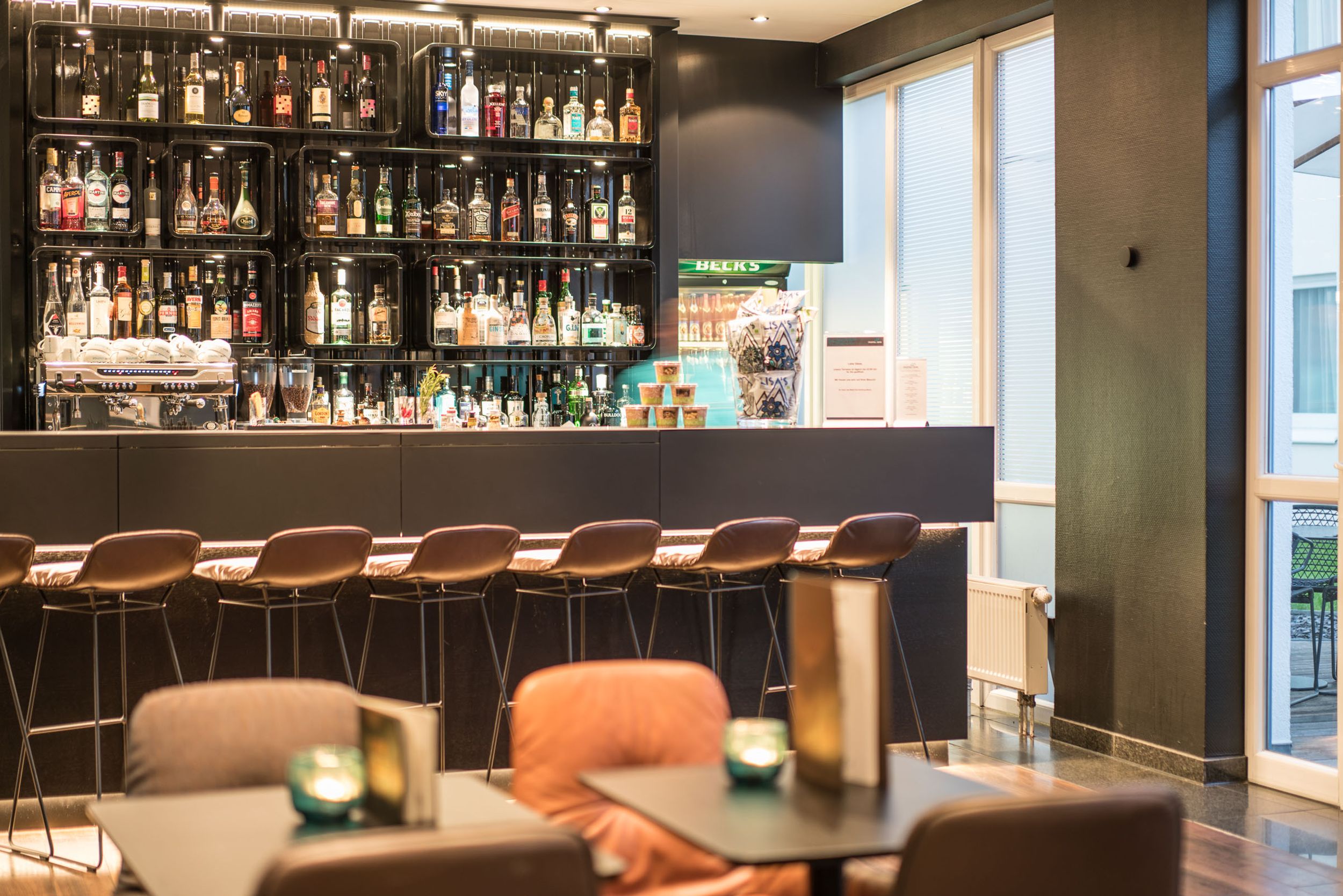 Hotel Hamburg Altona Motel One Bar mit Terrassenzugang sowie mehrere Barhockern und weitere Sitzgelegenheiten in der Lounge
