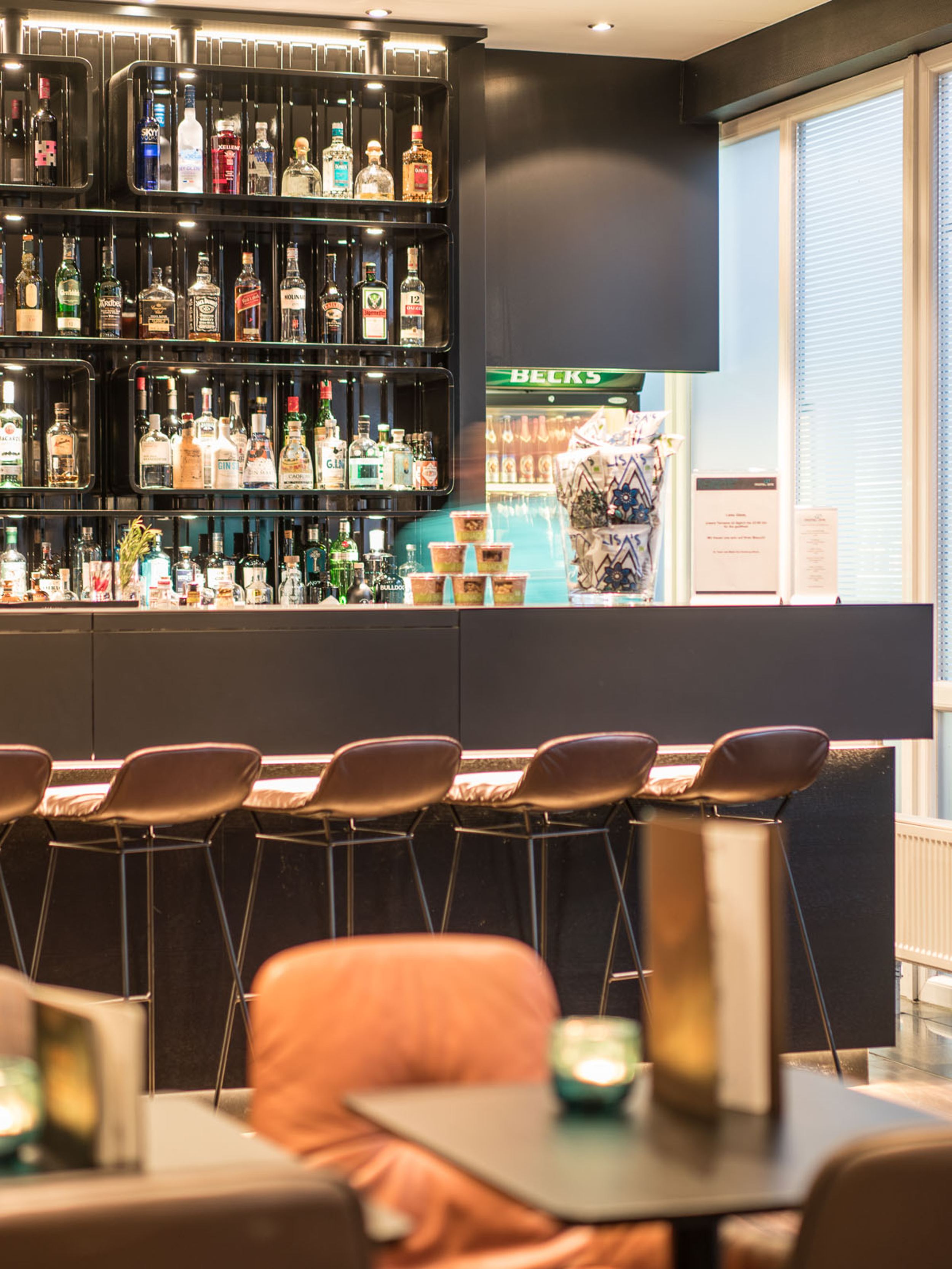 Hotel Hamburg Altona Motel One Bar mit Terrassenzugang sowie mehrere Barhockern und weitere Sitzgelegenheiten in der Lounge