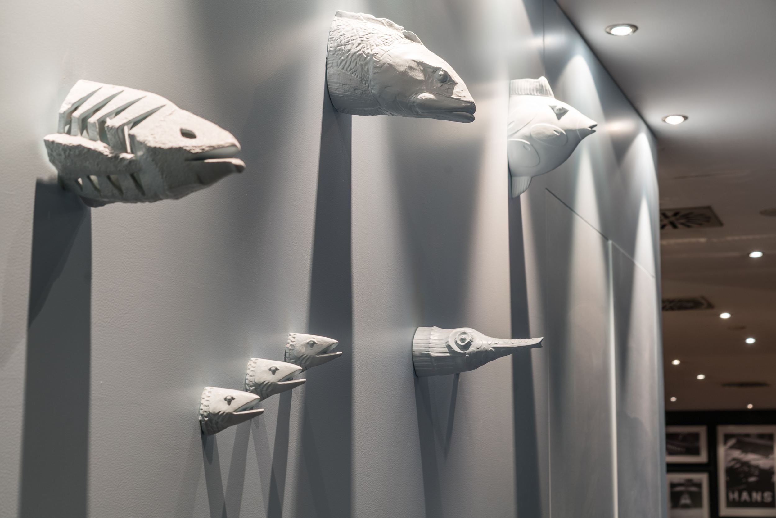 Hotel Hamburg Altona Motel One Nahaufnahme auf weiße Fische als Dekoration an weißer Wand