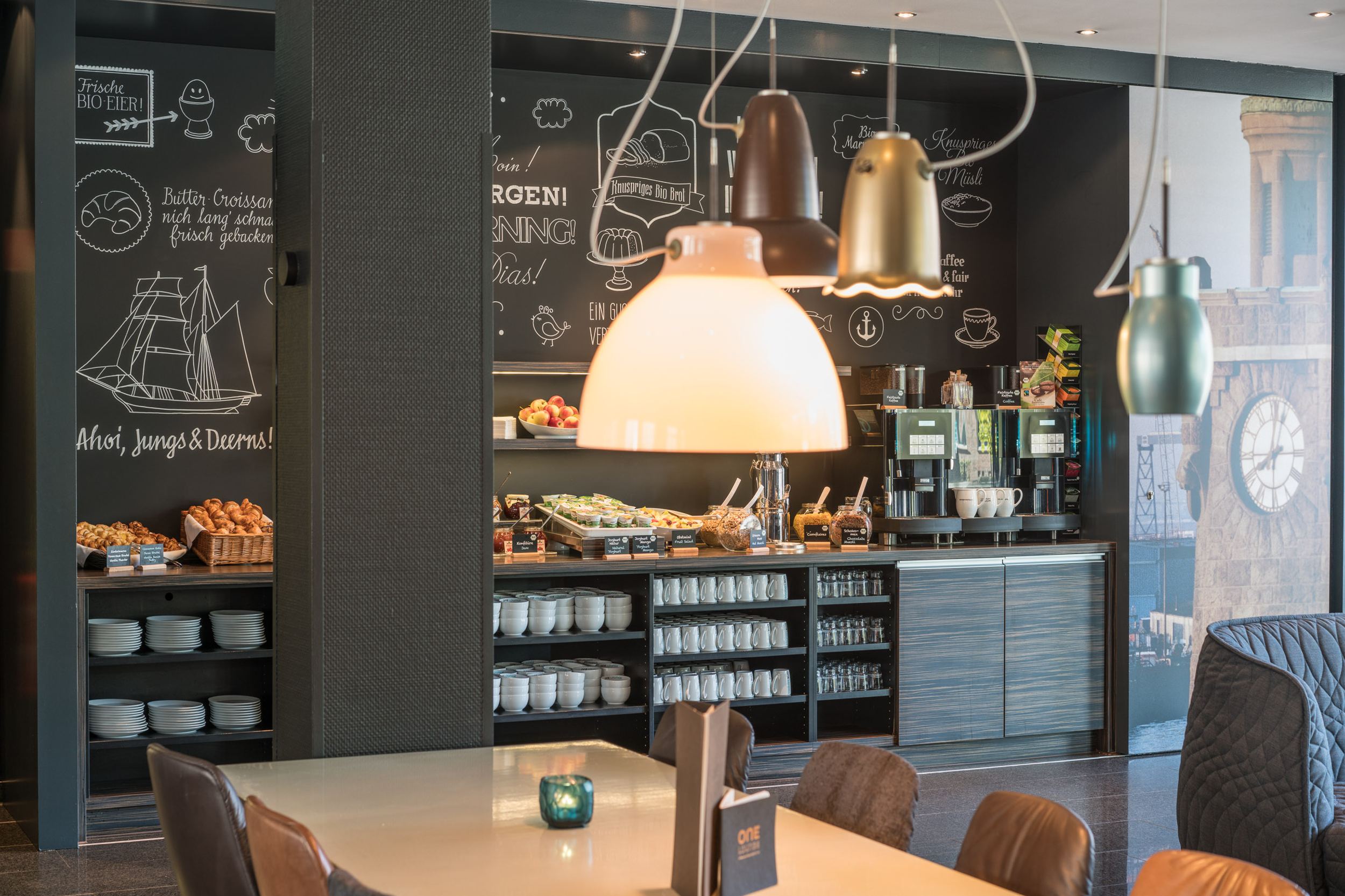 Hotel Hamburg Altona Motel One Frühstücksbuffet sowie Sitzgelegenheiten