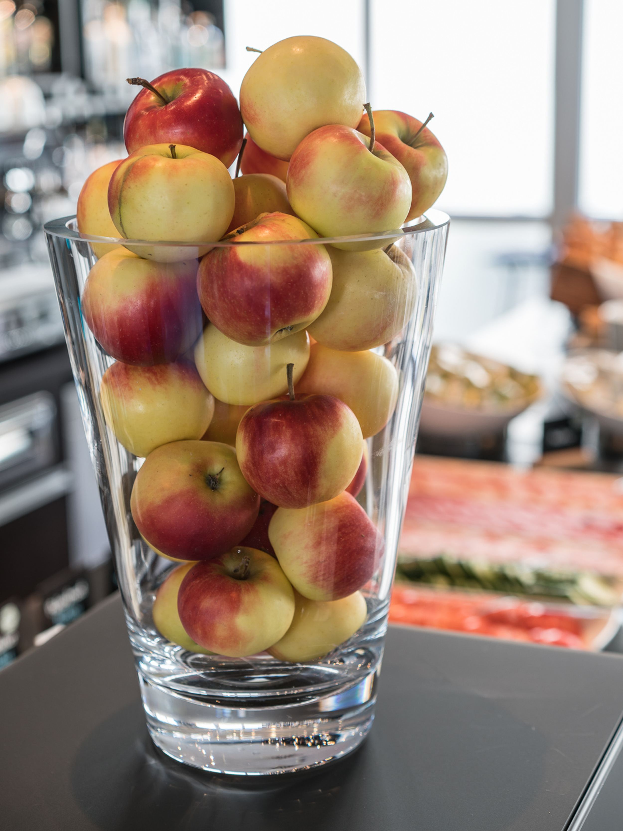 Hotel Hamburg Altona Motel One Nahaufnahme Äpfel in hohem Glas