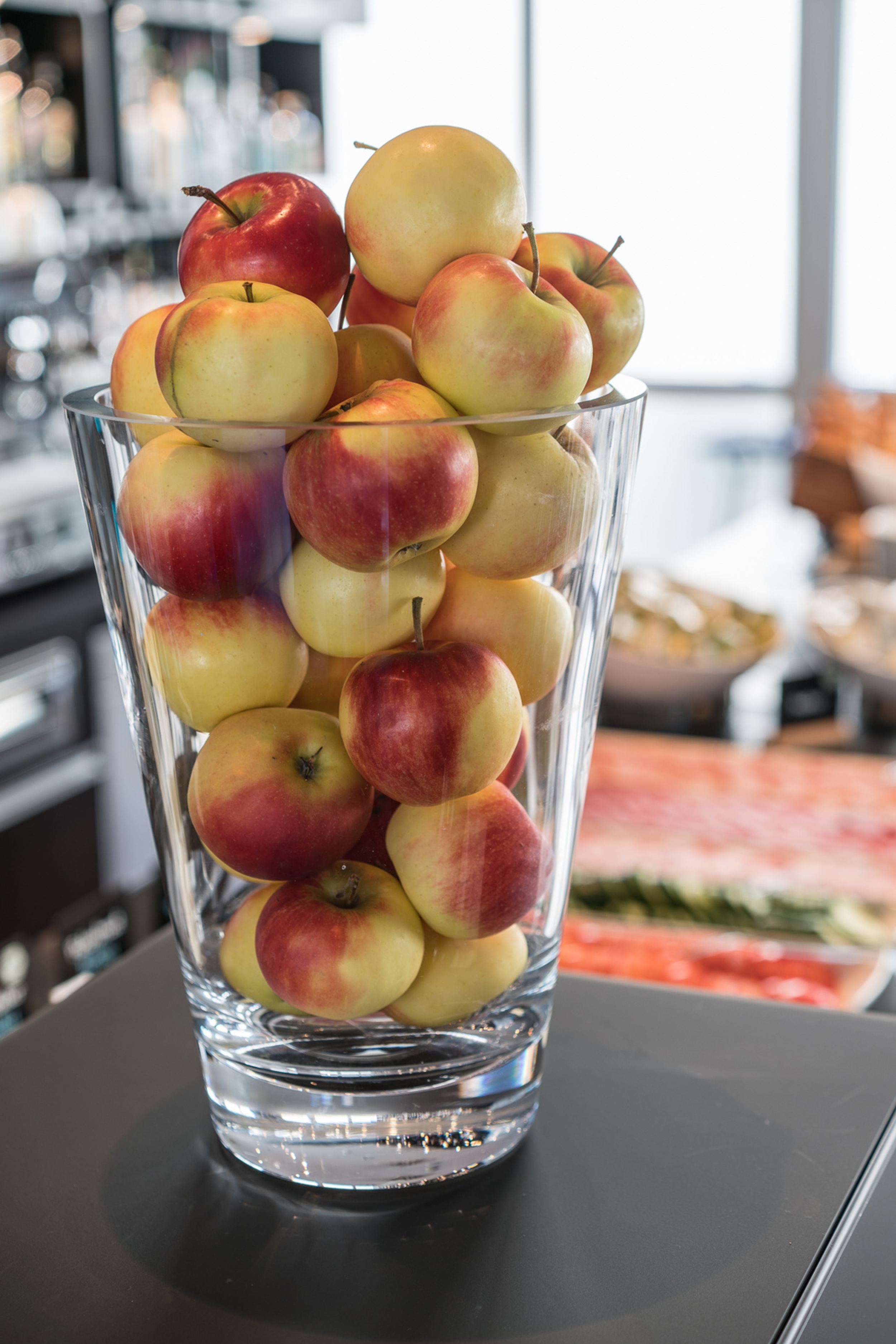 Hotel Hamburg Altona Motel One Nahaufnahme Äpfel in hohem Glas